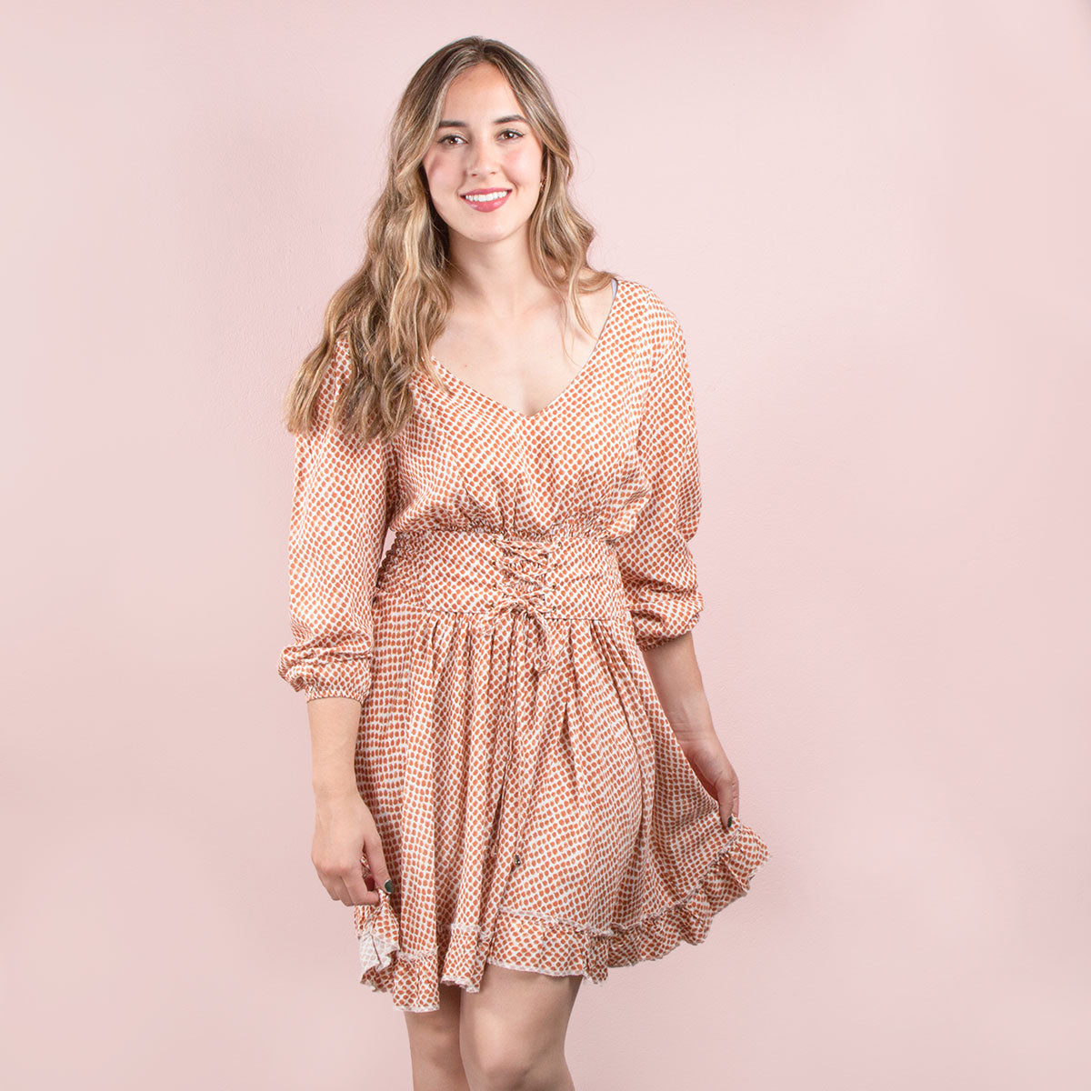 Vestido primaveral-veraniego color miel