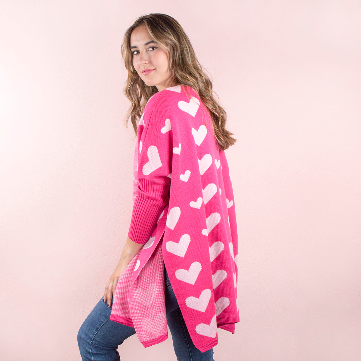 Ruana tipo chal fucsia con corazones