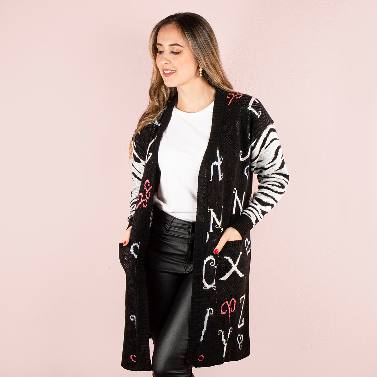 Cardigan detalle en abecedario color negro, para dama