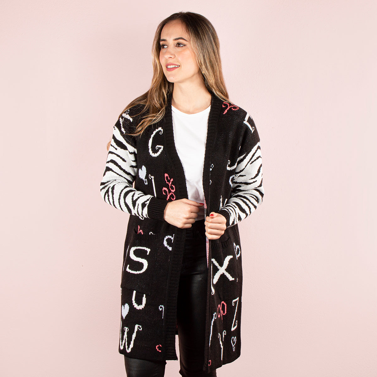 Cardigan detalle en abecedario color negro, para dama