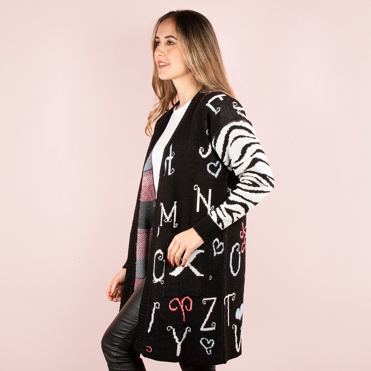 Cardigan detalle en abecedario color negro, para dama