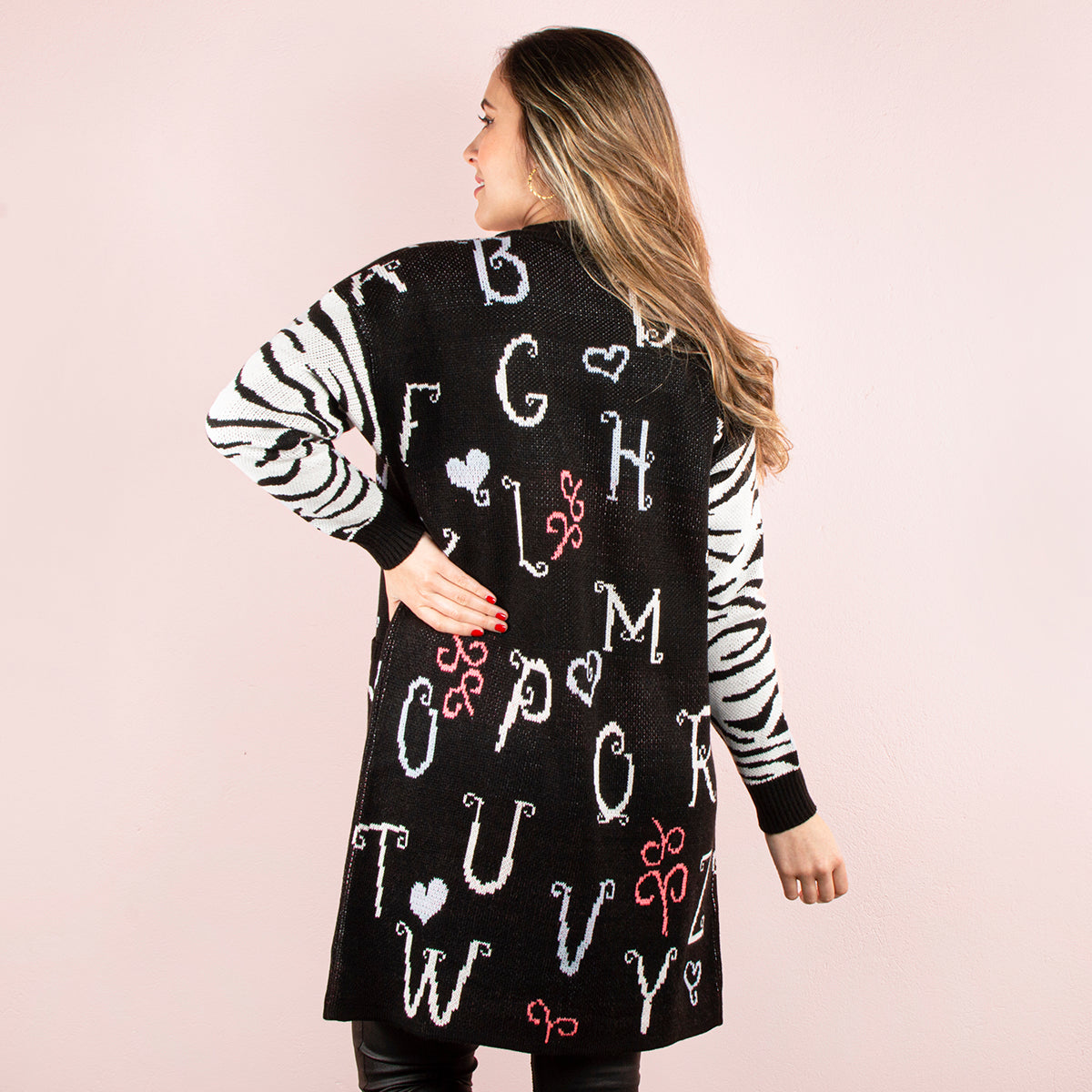Cardigan detalle en abecedario color negro, para dama