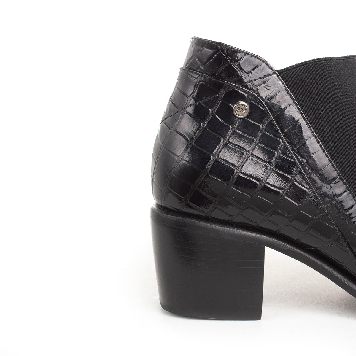 Botines de cuero color negro con textura croco en talón