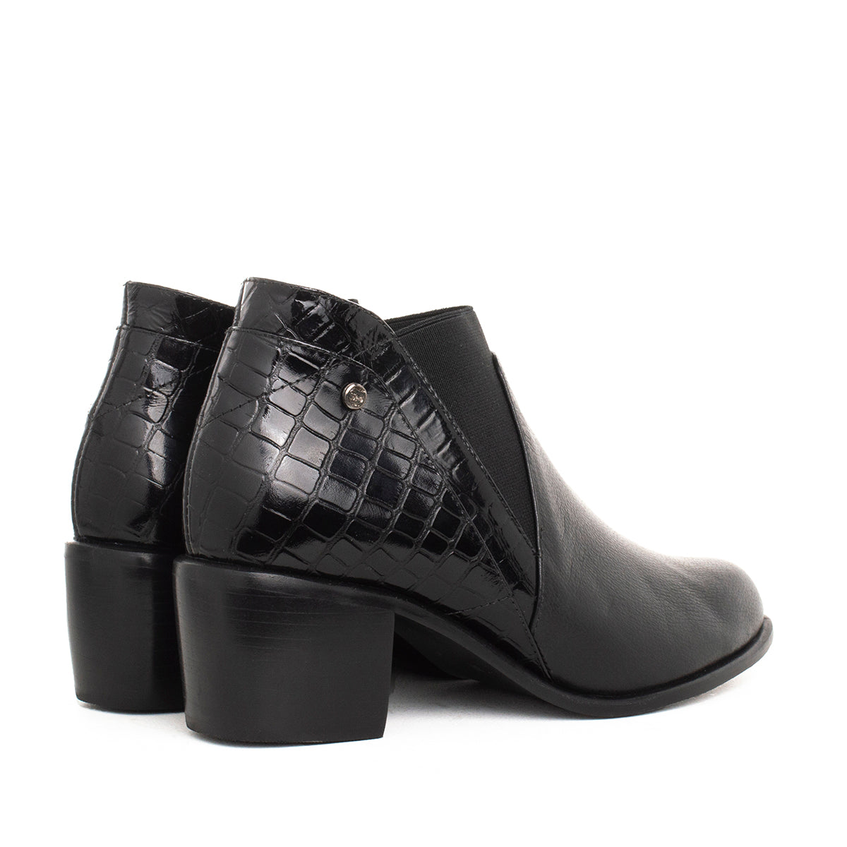 Botines de cuero color negro con textura croco en talón