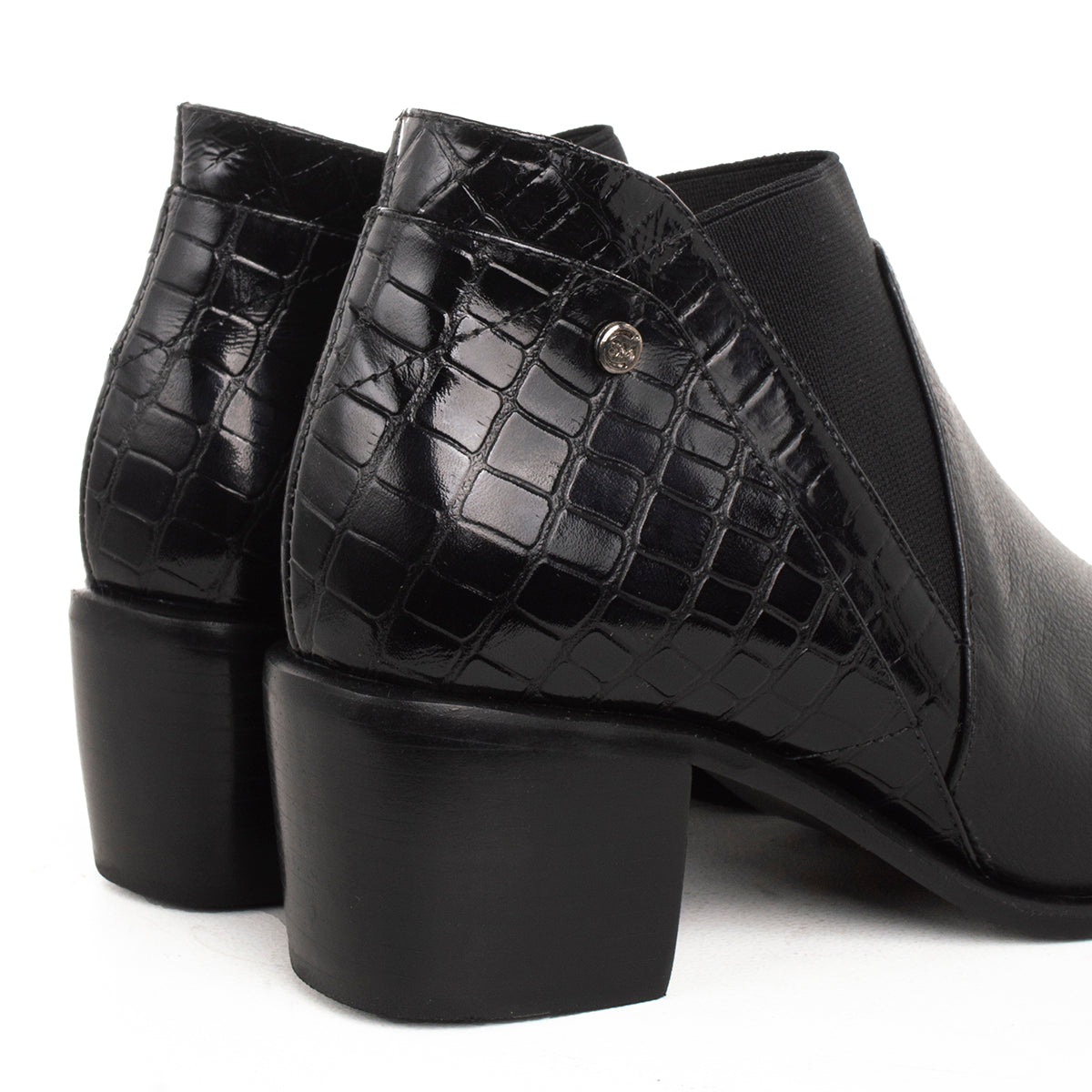 Botines de cuero color negro con textura croco en talón