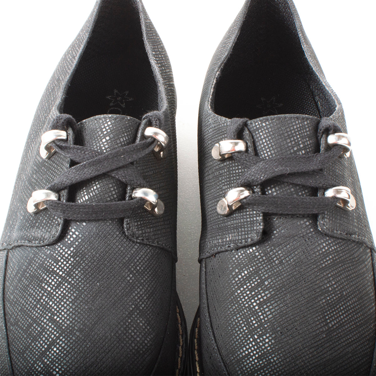 Zapato oxford de cuero color negro con apliques plateados, para dama