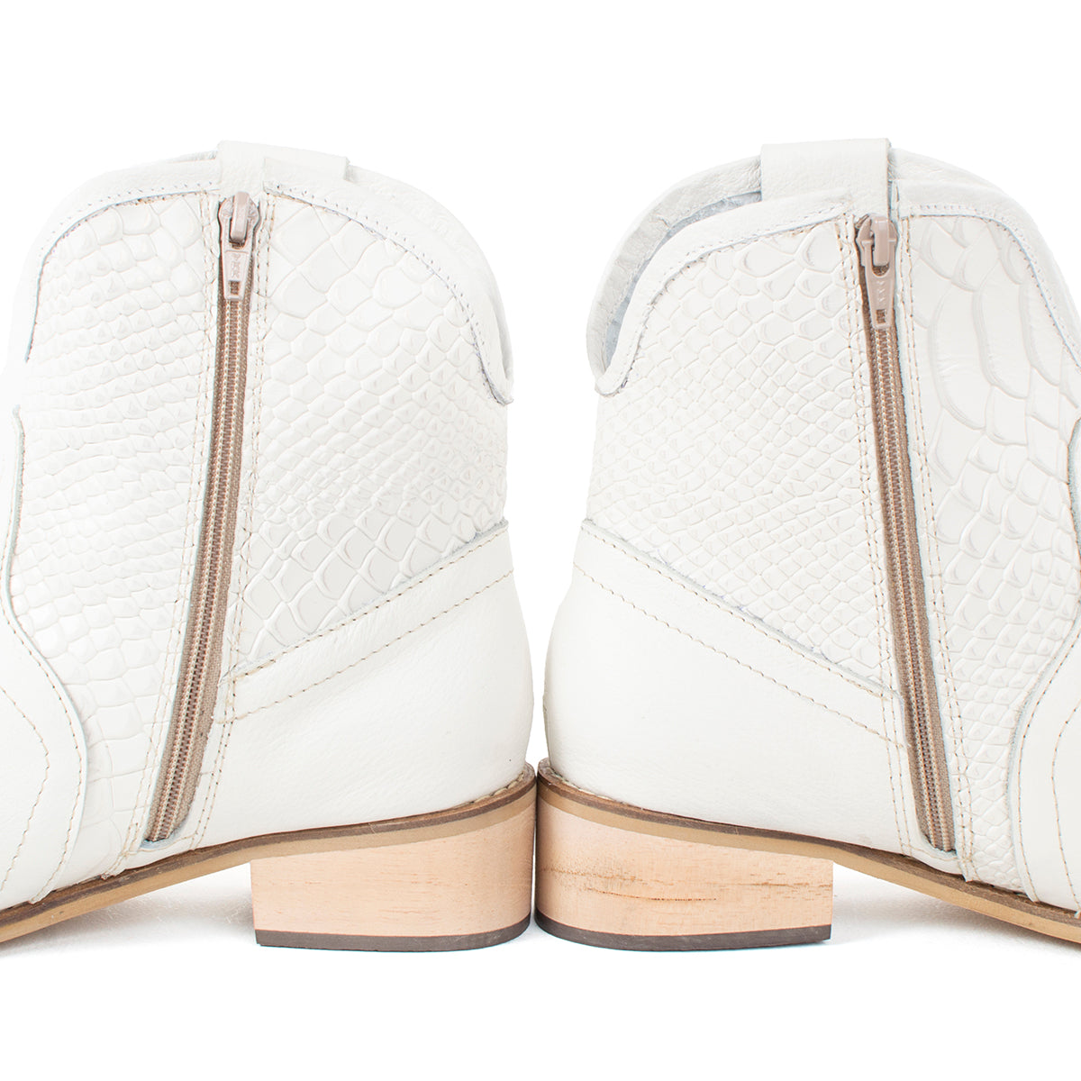Botines texanos de cuero color talco con texturizado croco