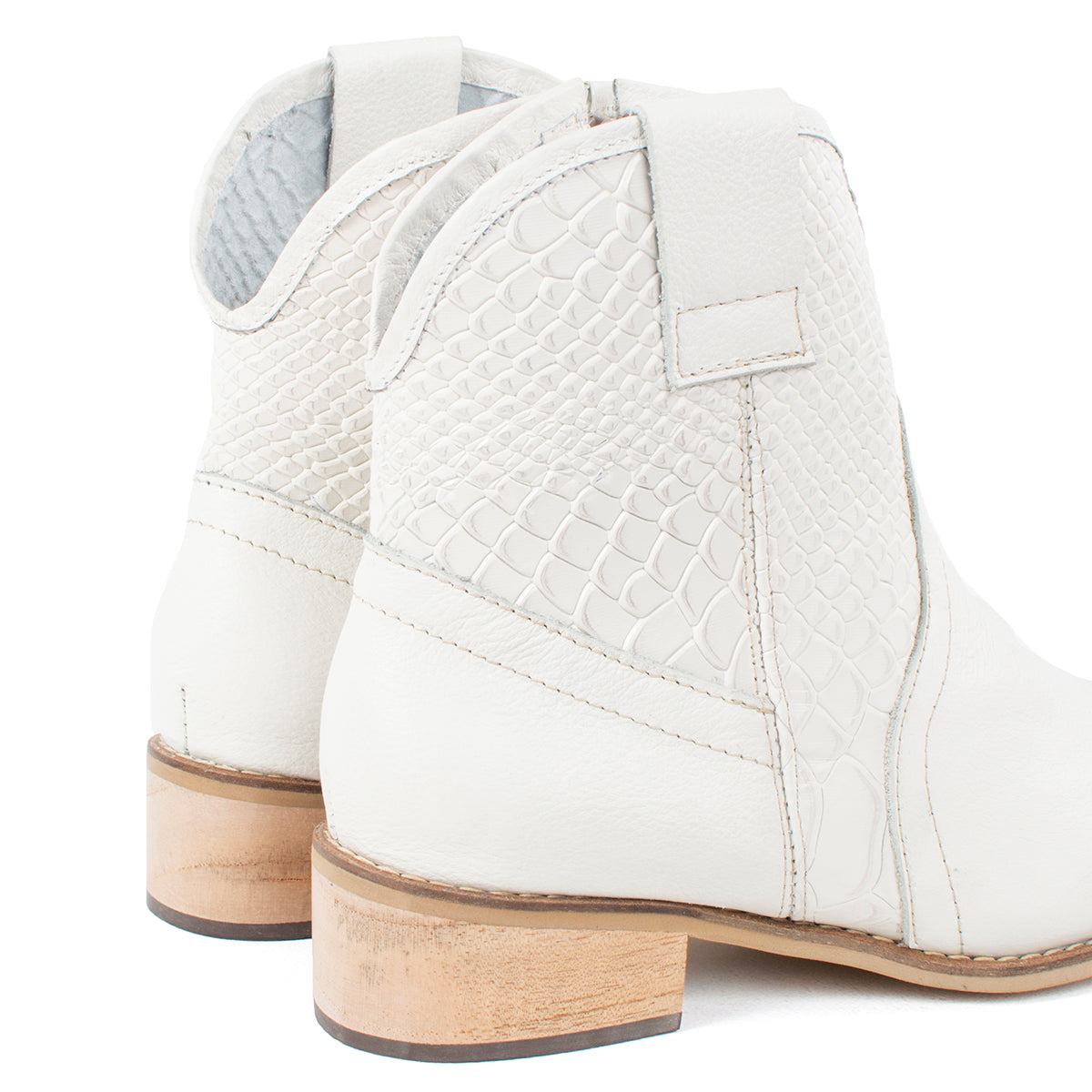 Botines texanos de cuero color talco con texturizado croco