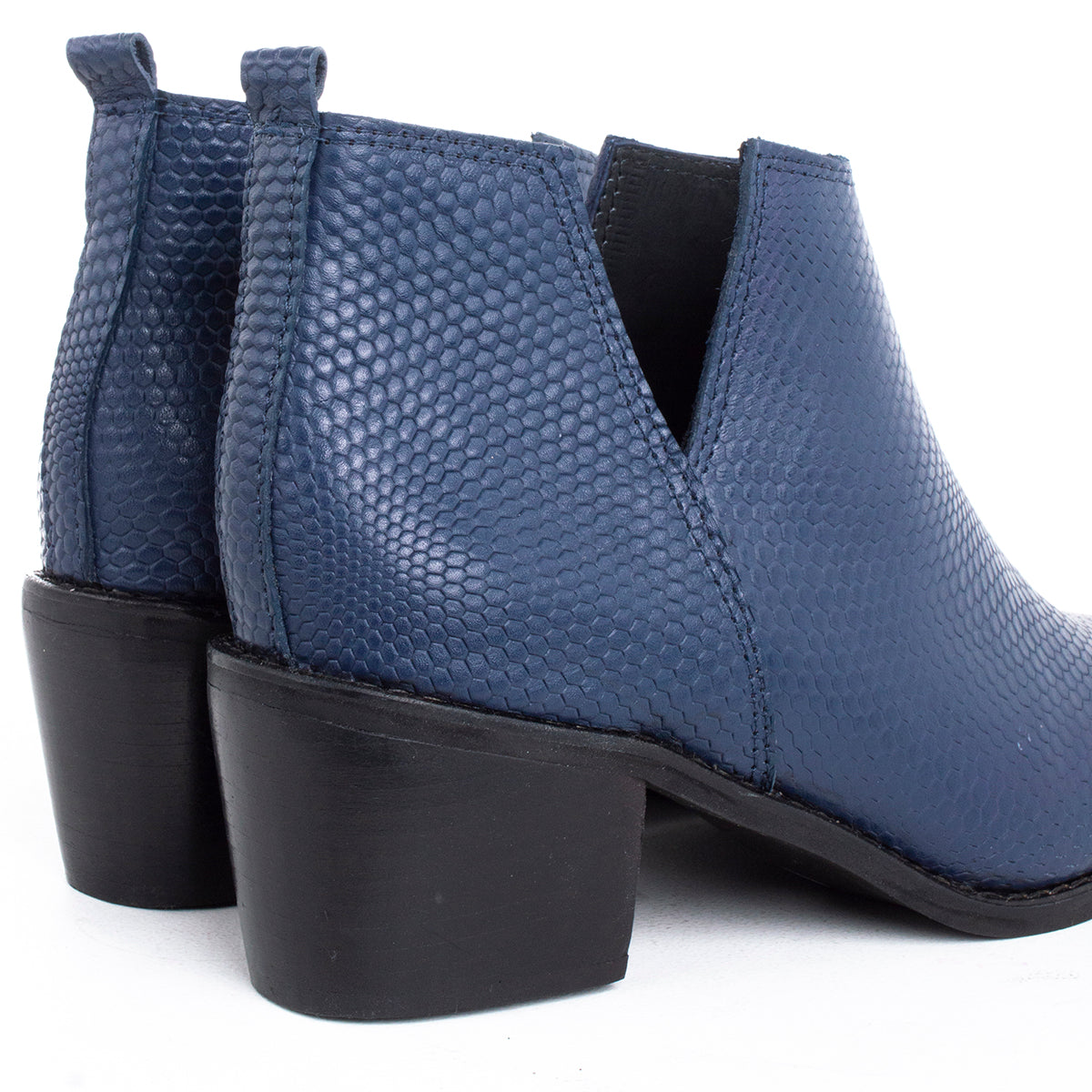 Botín de cuero texturizado color azul oscuro, para dama