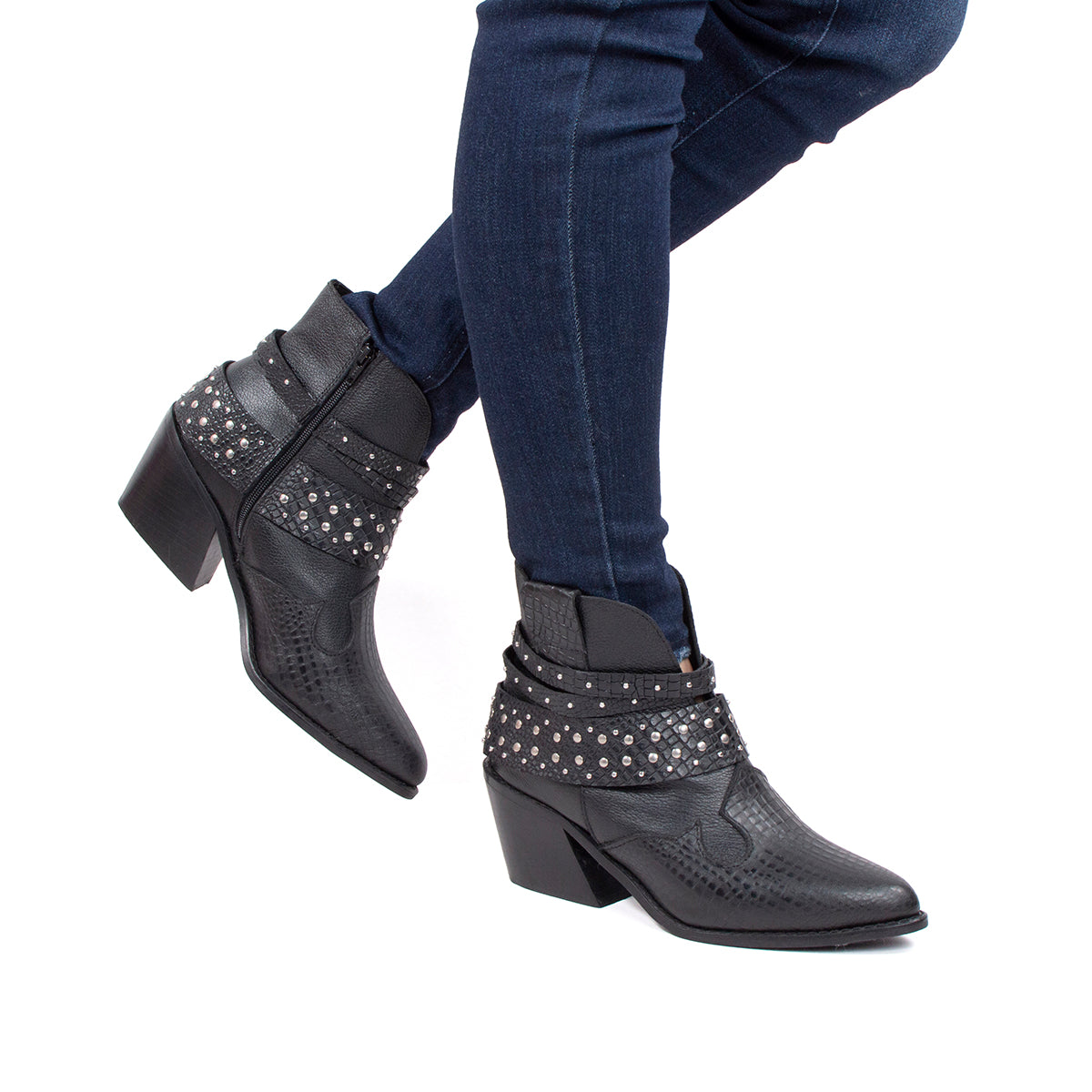 Botines texanos de cuero color negro con correas