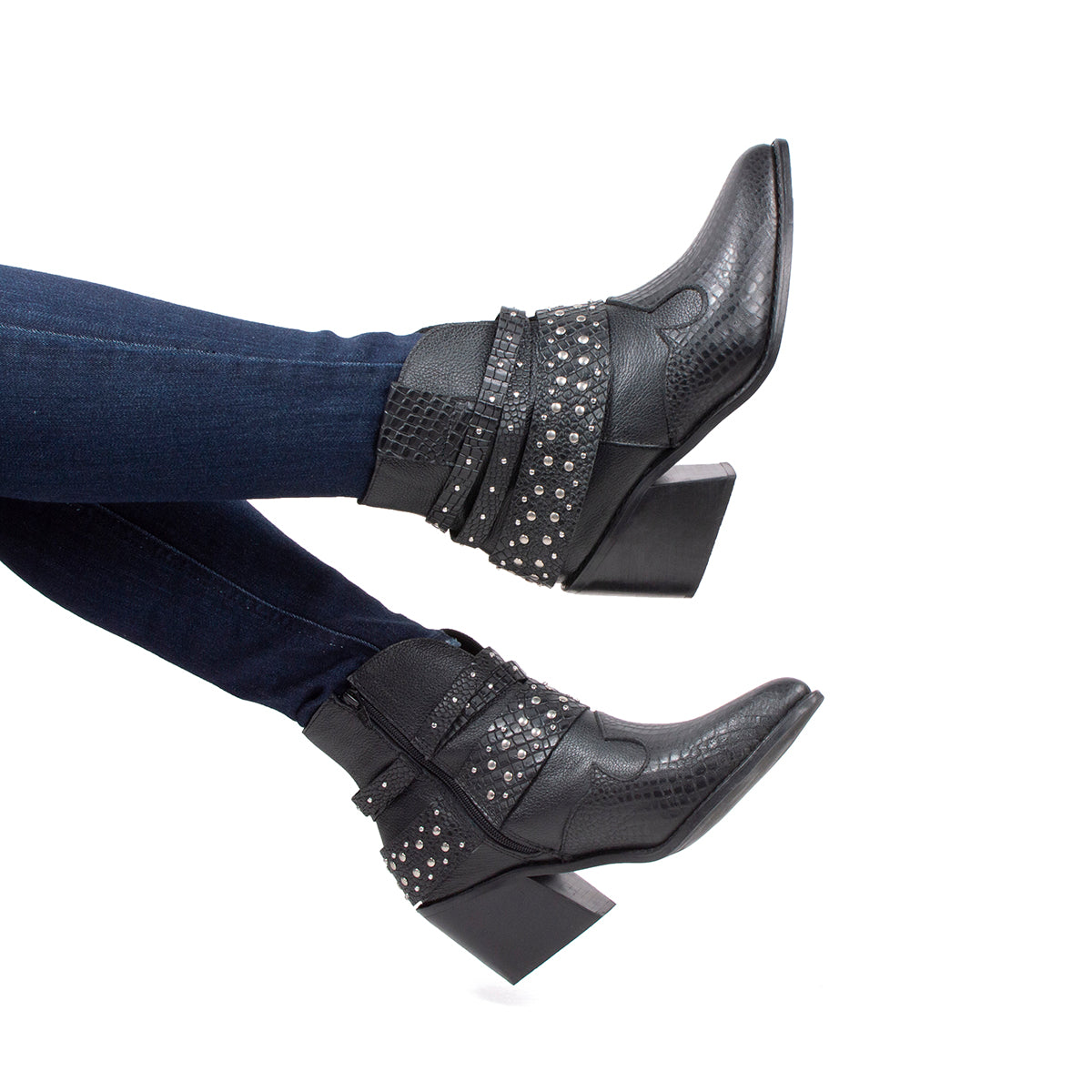 Botines texanos de cuero color negro con correas