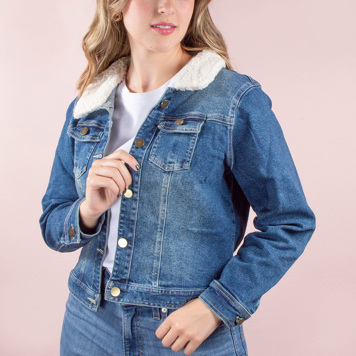 Chaqueta de jean color azul con cuello de lana