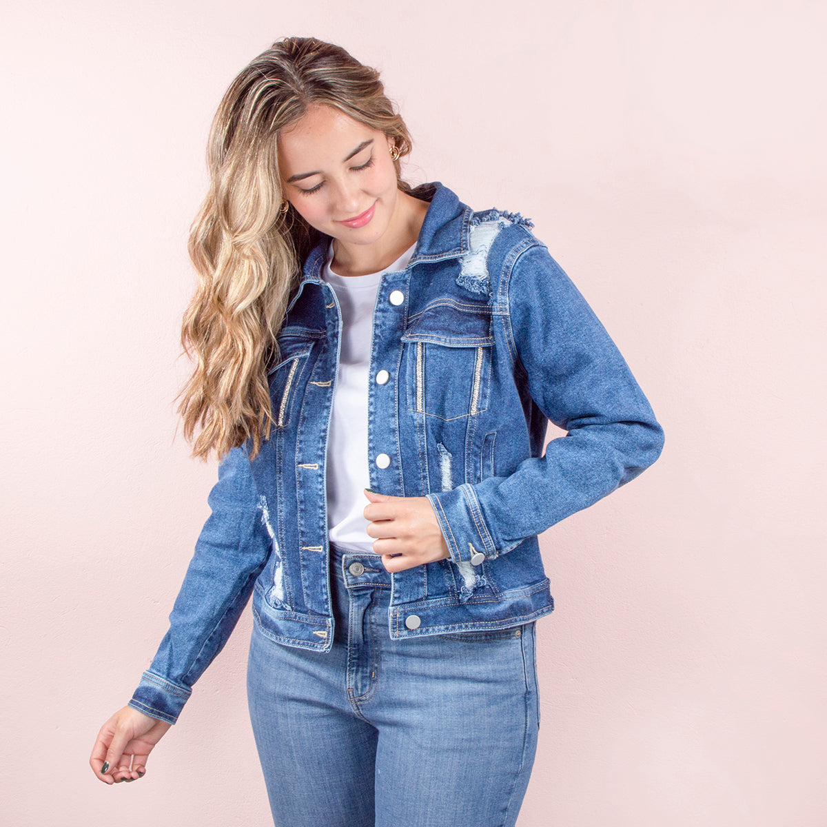 Chaqueta de jean color azul con desgastes