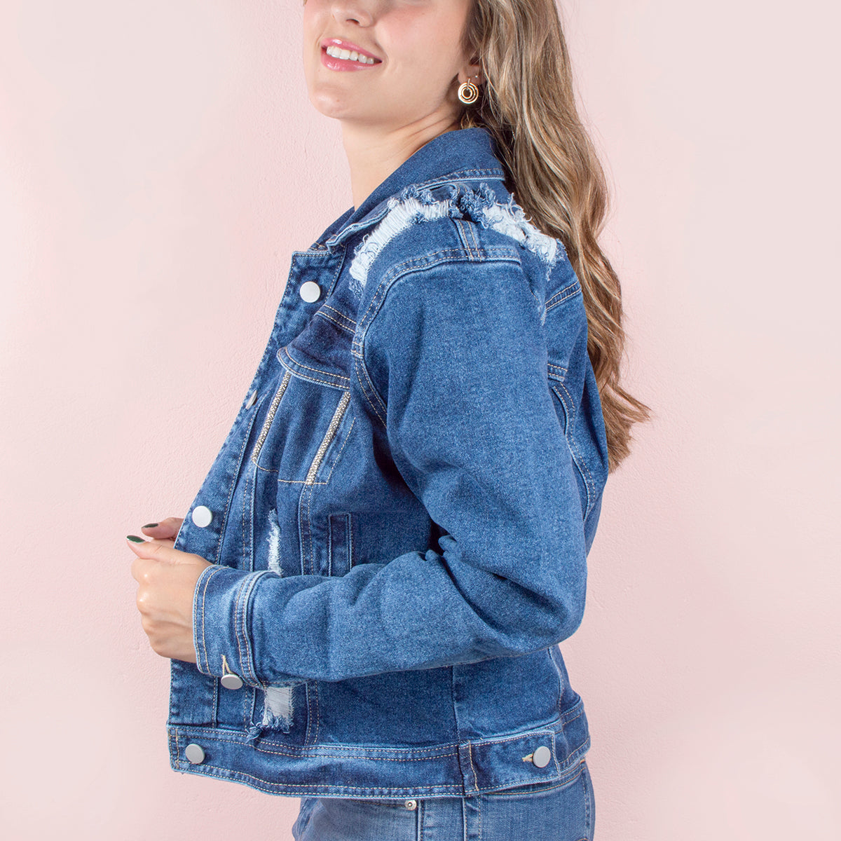 Chaqueta de jean color azul con desgastes