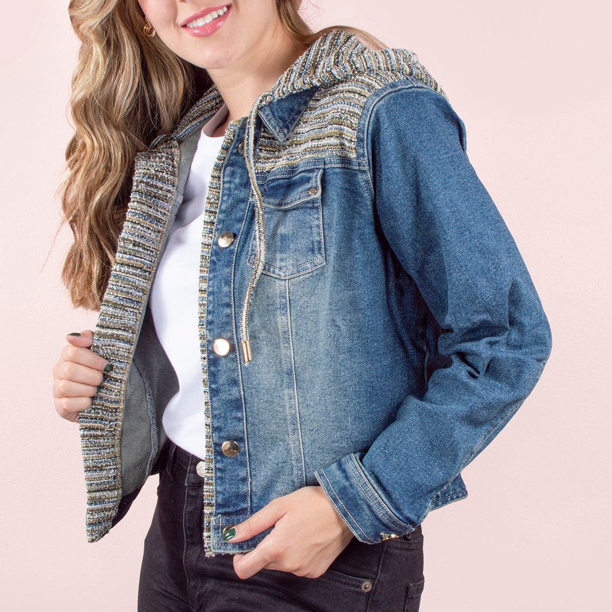 Chaqueta de jean color azul con capucha y hombreras de tela