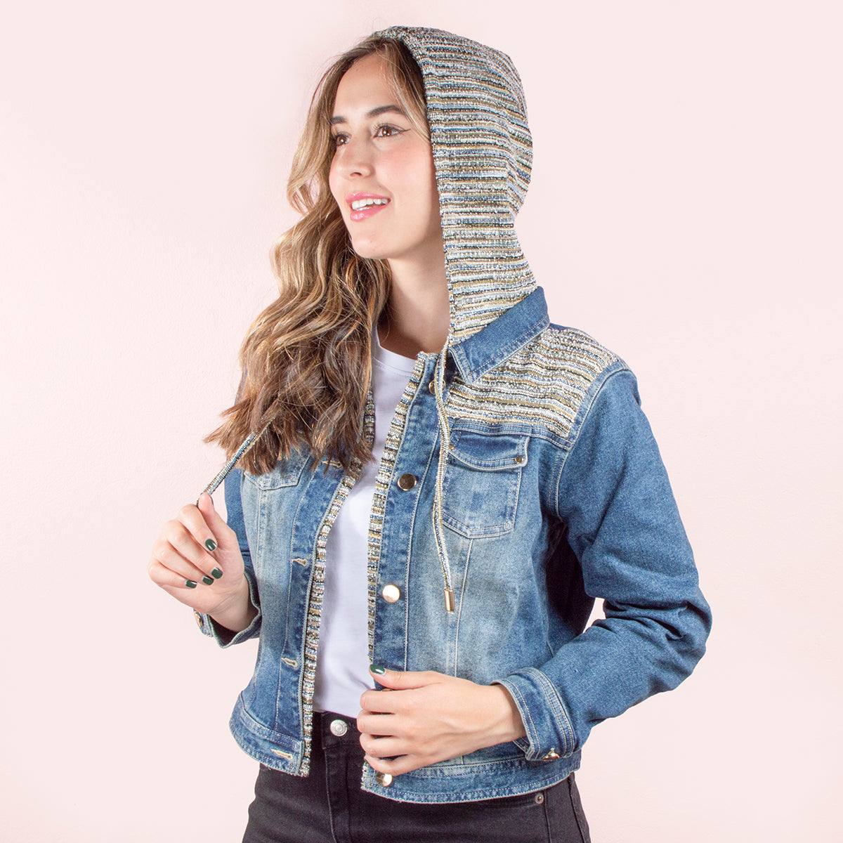 Chaqueta de jean color azul con capucha y hombreras de tela