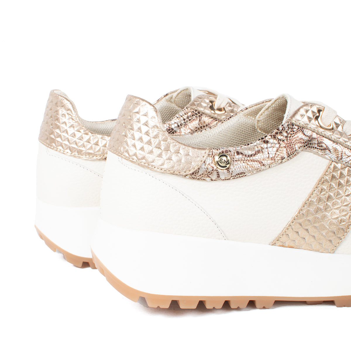 Tenis deportivos de cuero color talco con texturizado