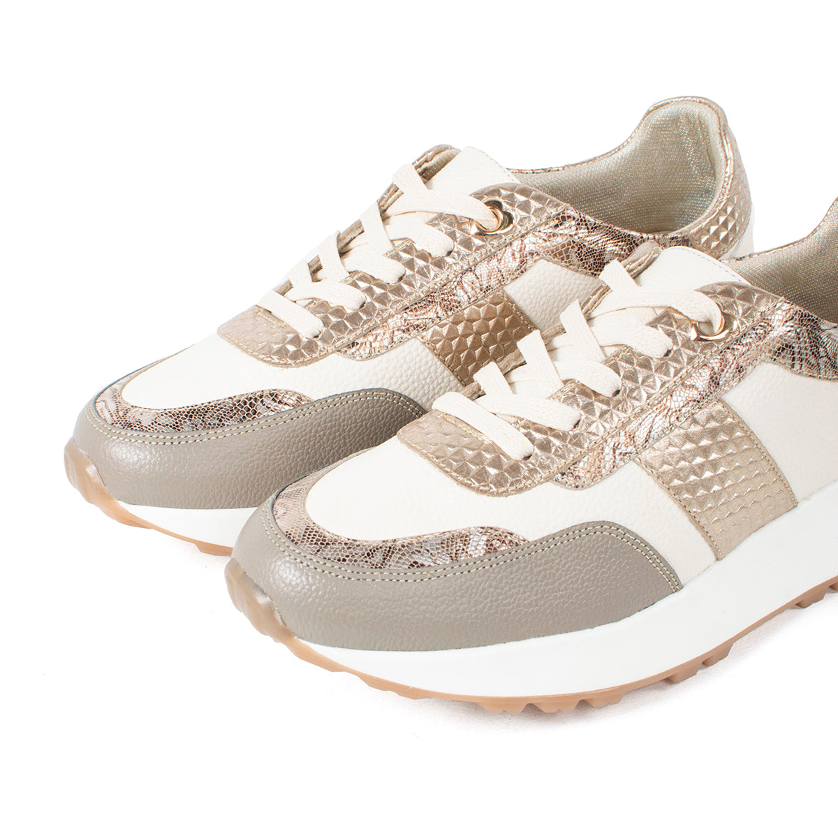Tenis deportivos de cuero color talco con texturizado