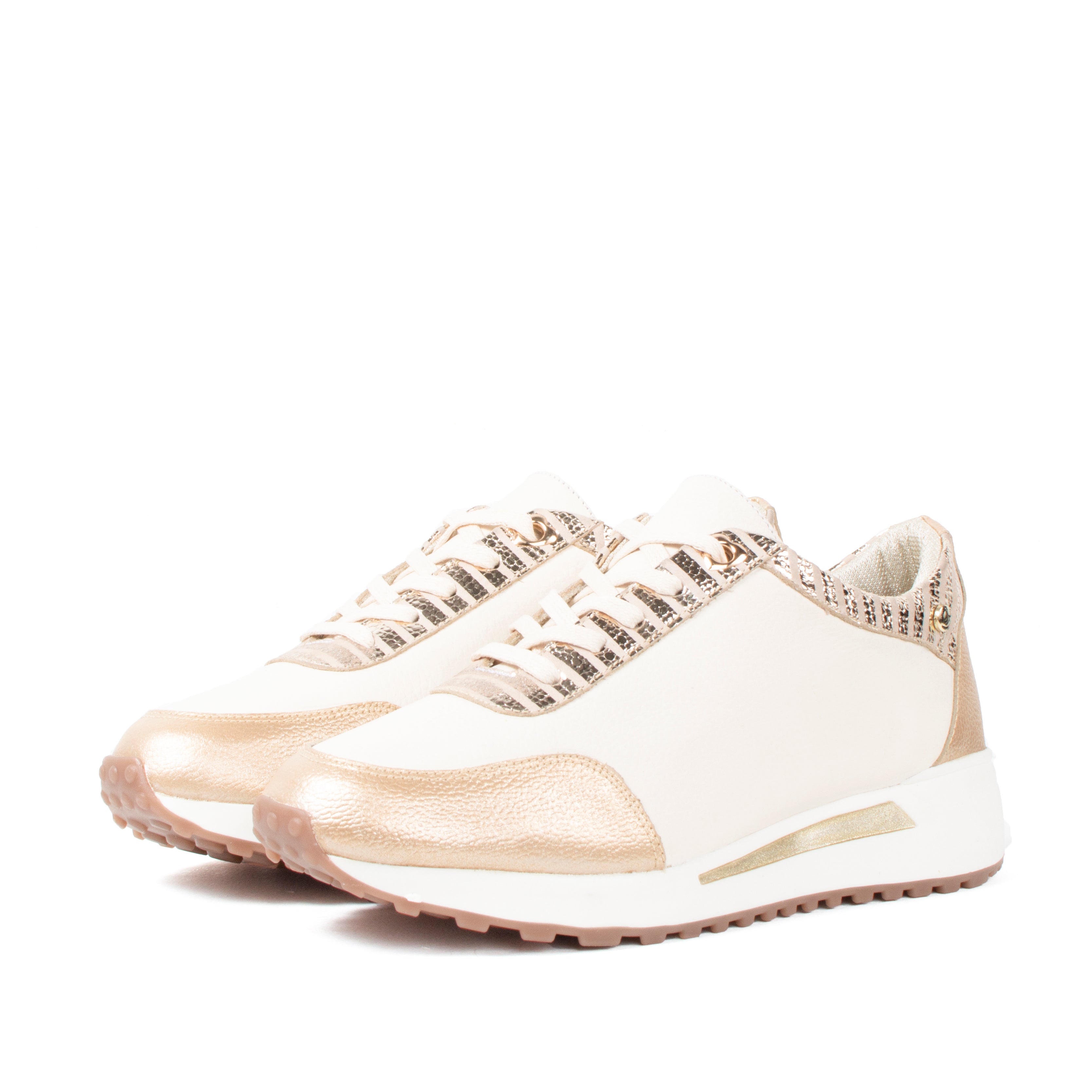 Tenis deportivos de cuero color talco con texturizado