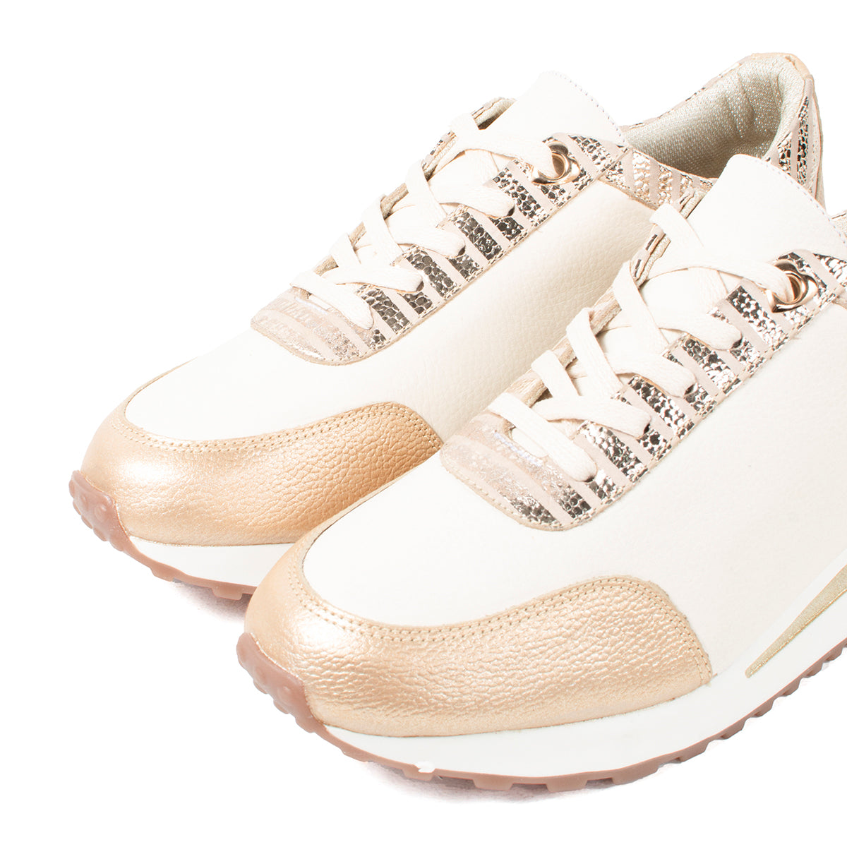 Tenis deportivos de cuero color talco con texturizado