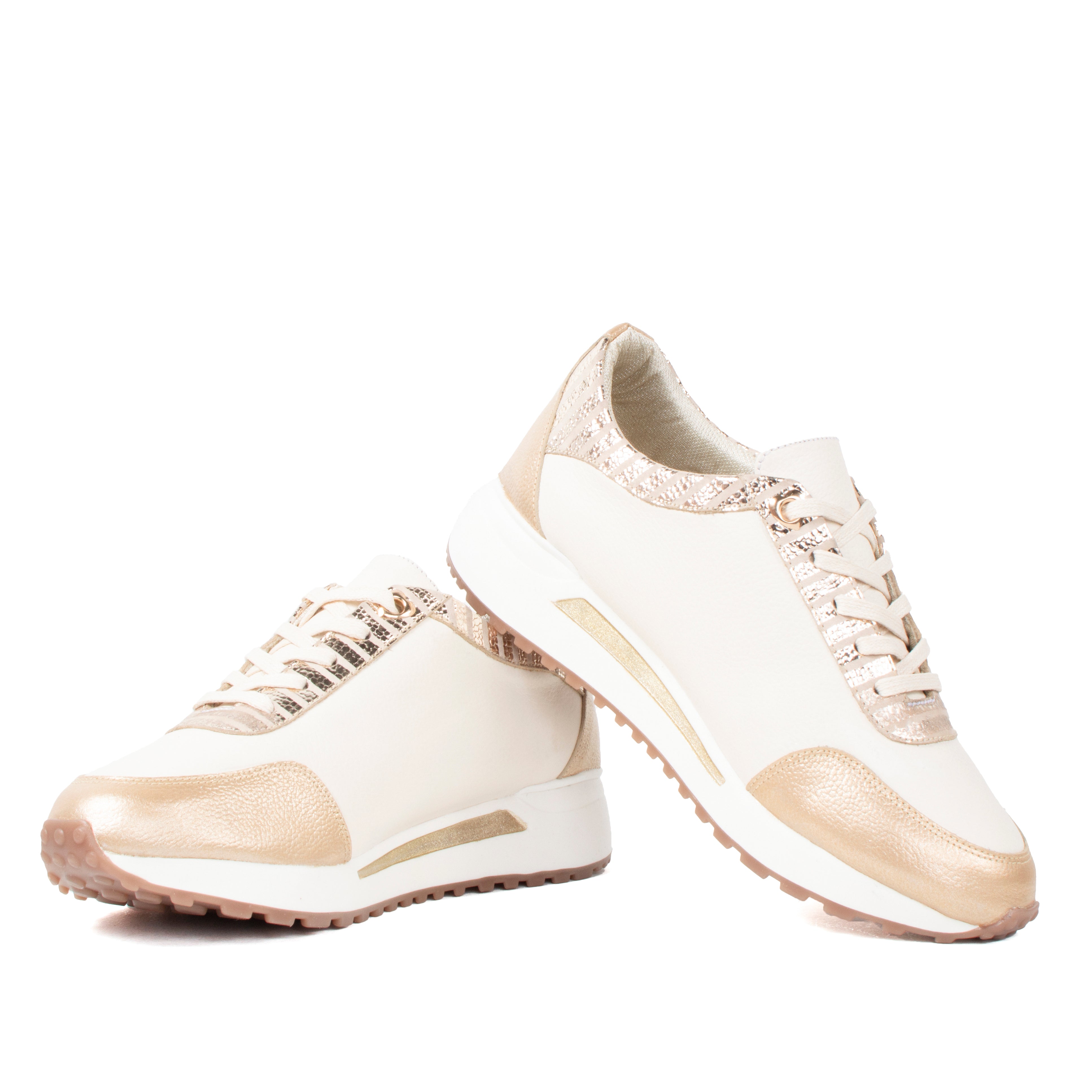Tenis deportivos de cuero color talco con texturizado