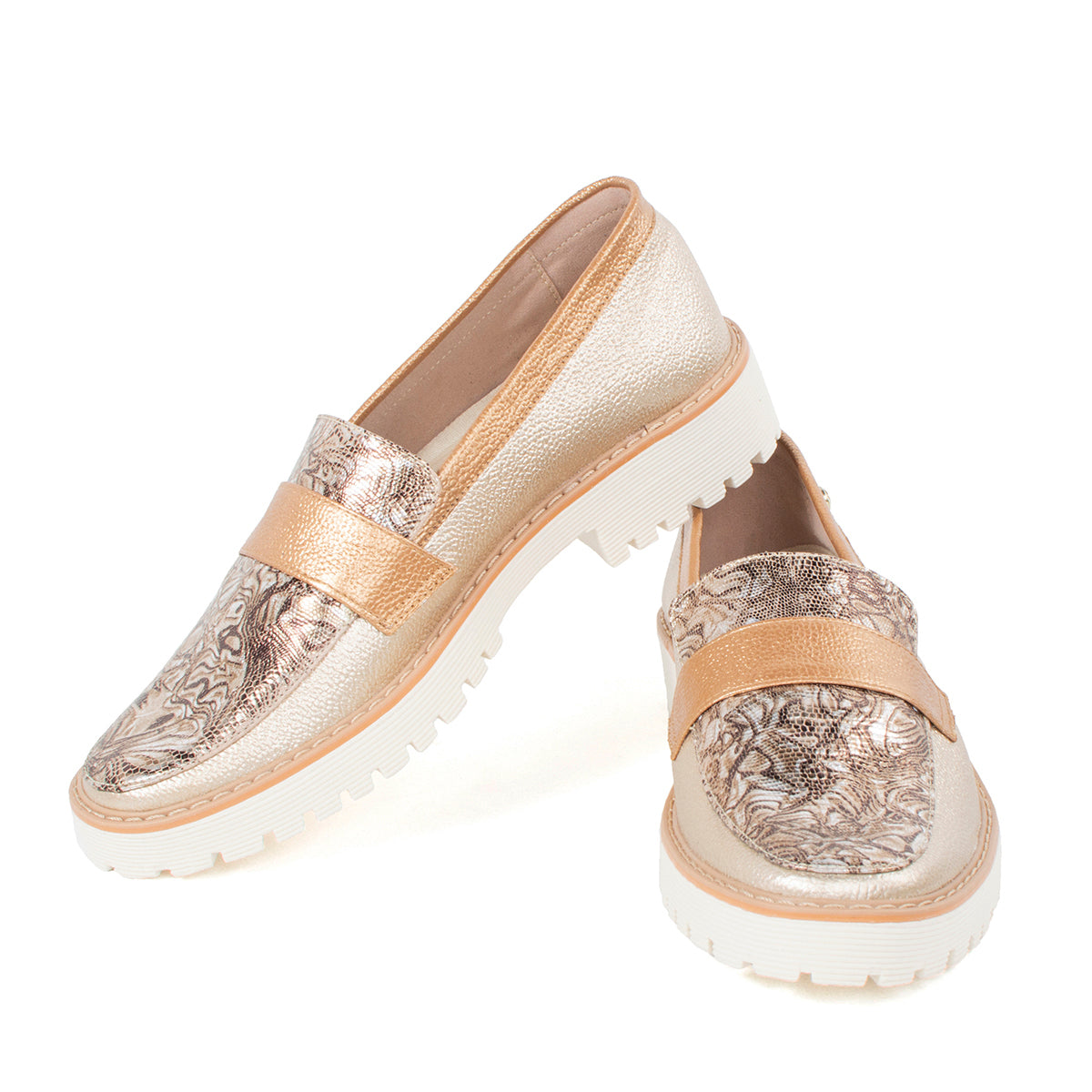 Mocasines de cuero color dorado con estampado arabesco