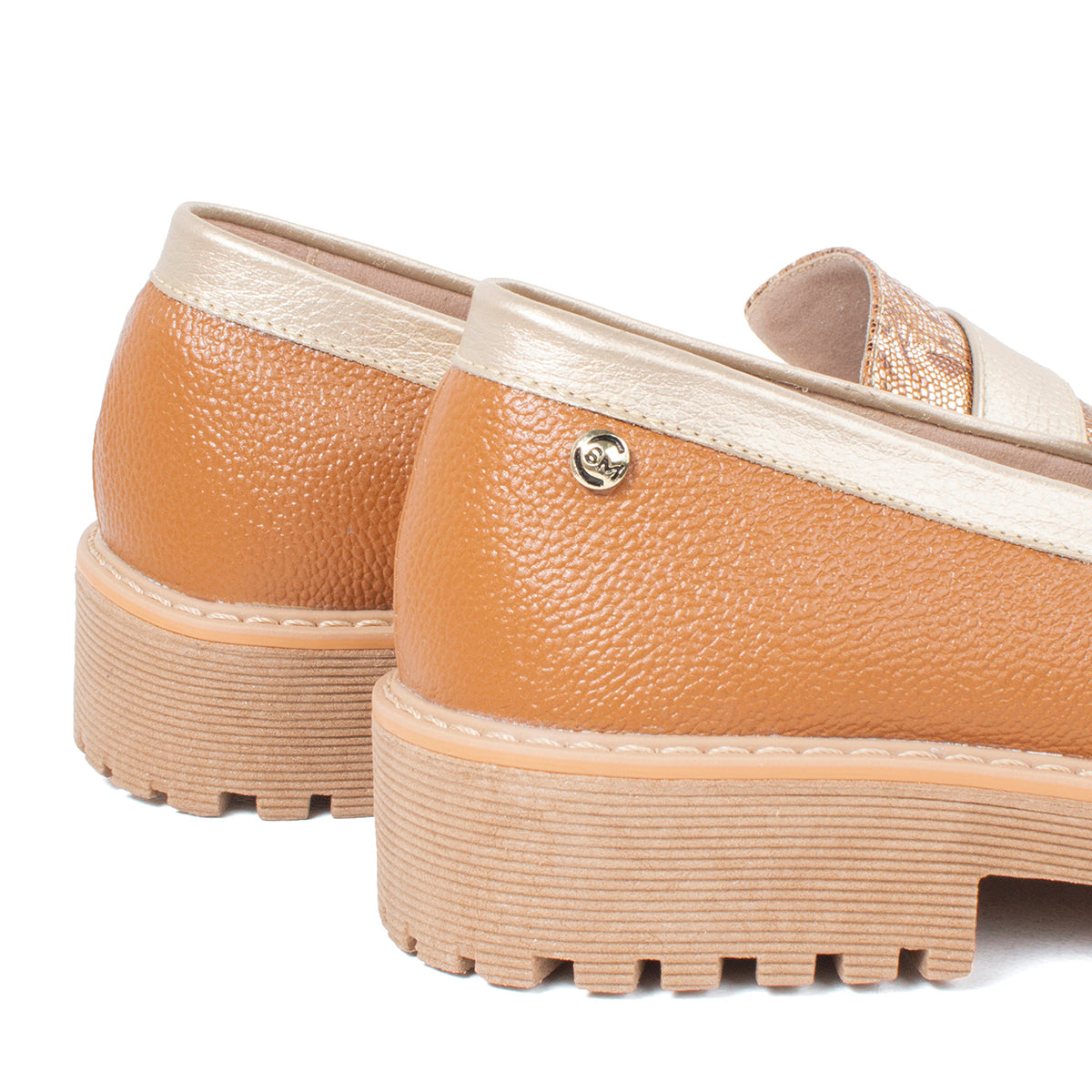 Mocasines de cuero color miel con estampado arabesco