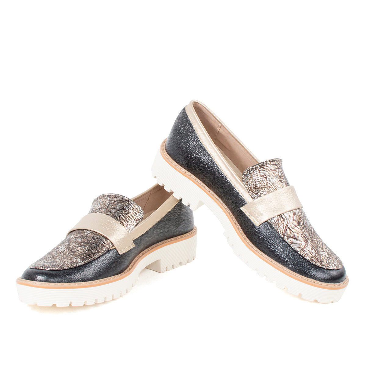 Mocasines de cuero color negro con estampado arabesco