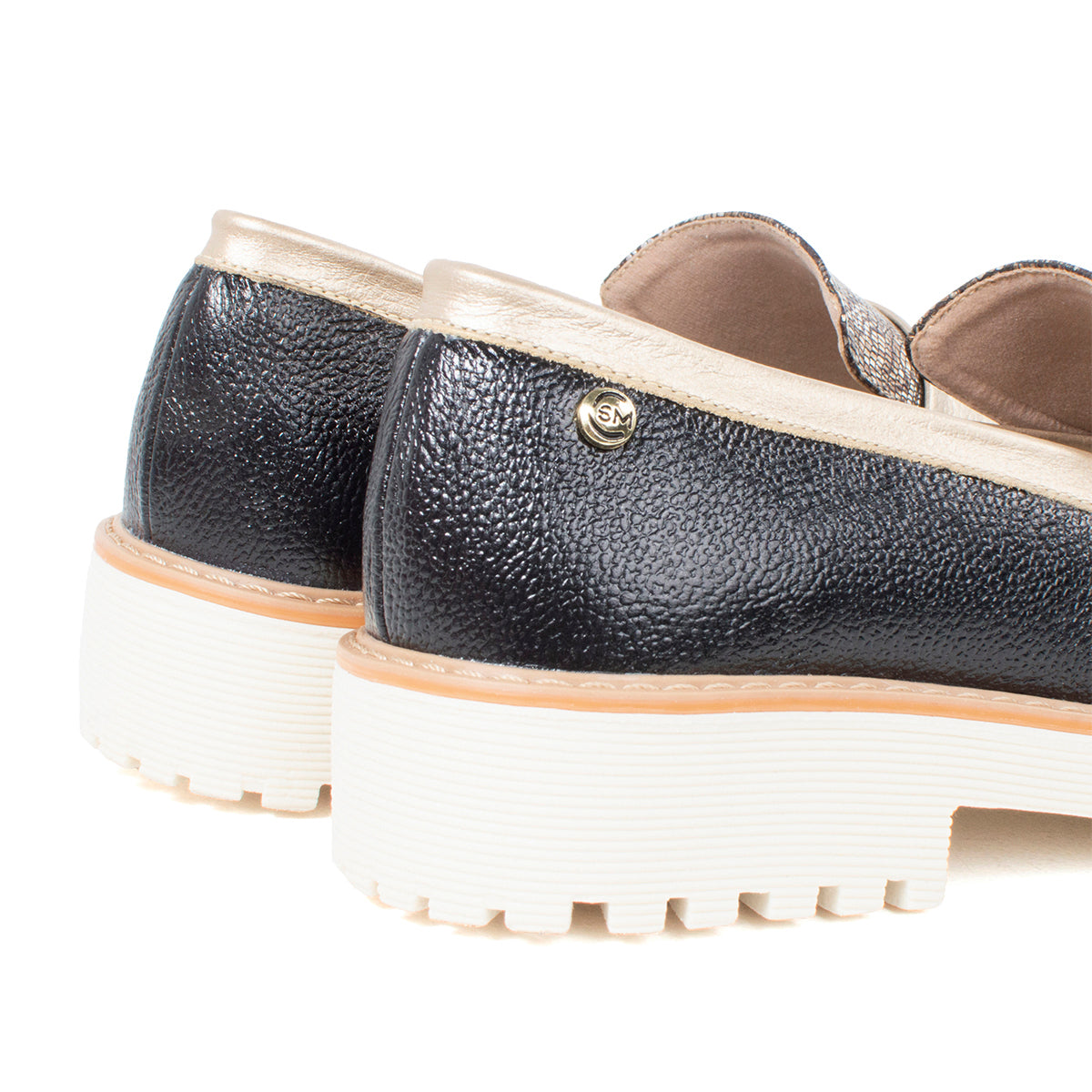 Mocasines de cuero color negro con estampado arabesco