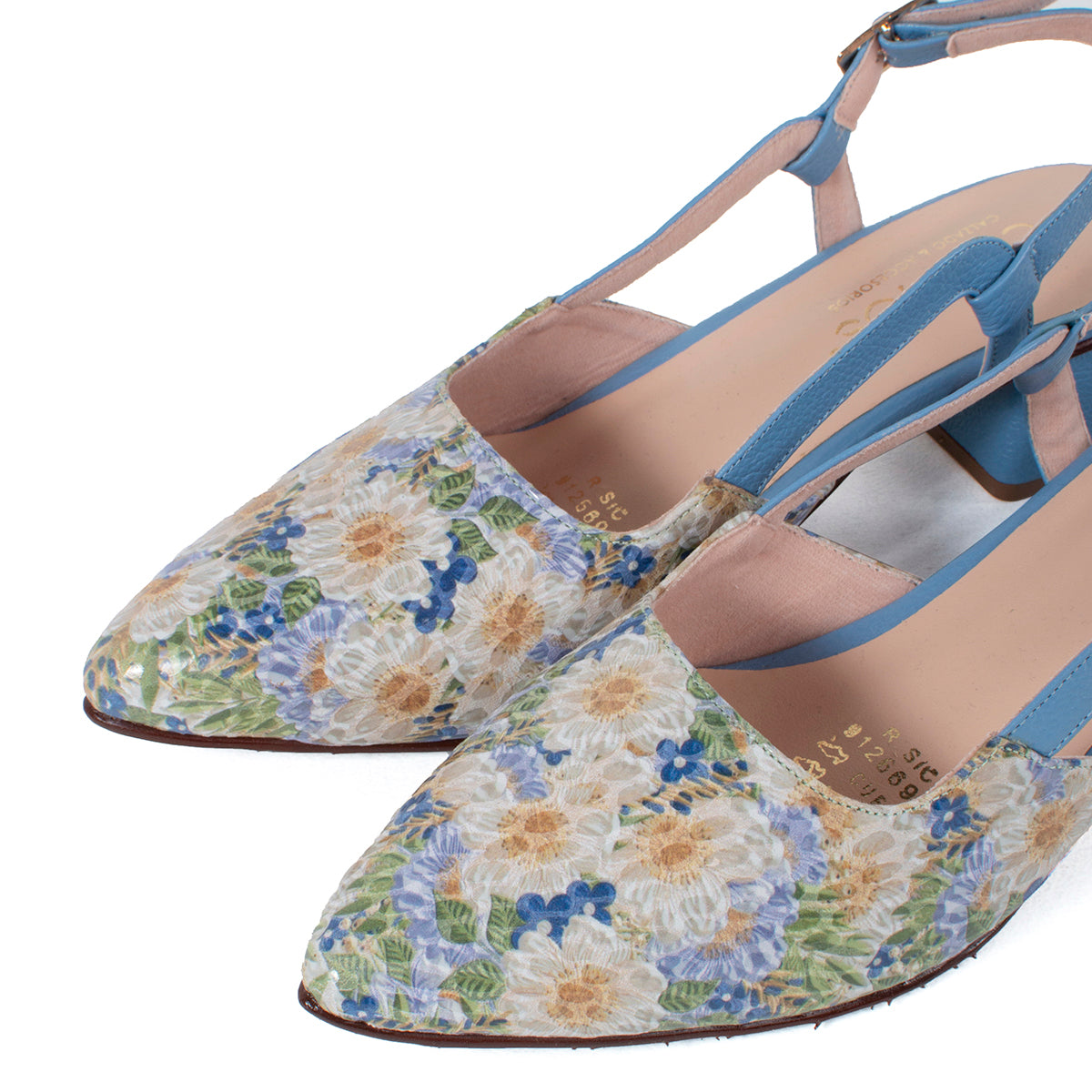 Trabillas en cuero color azul, capellada estampada