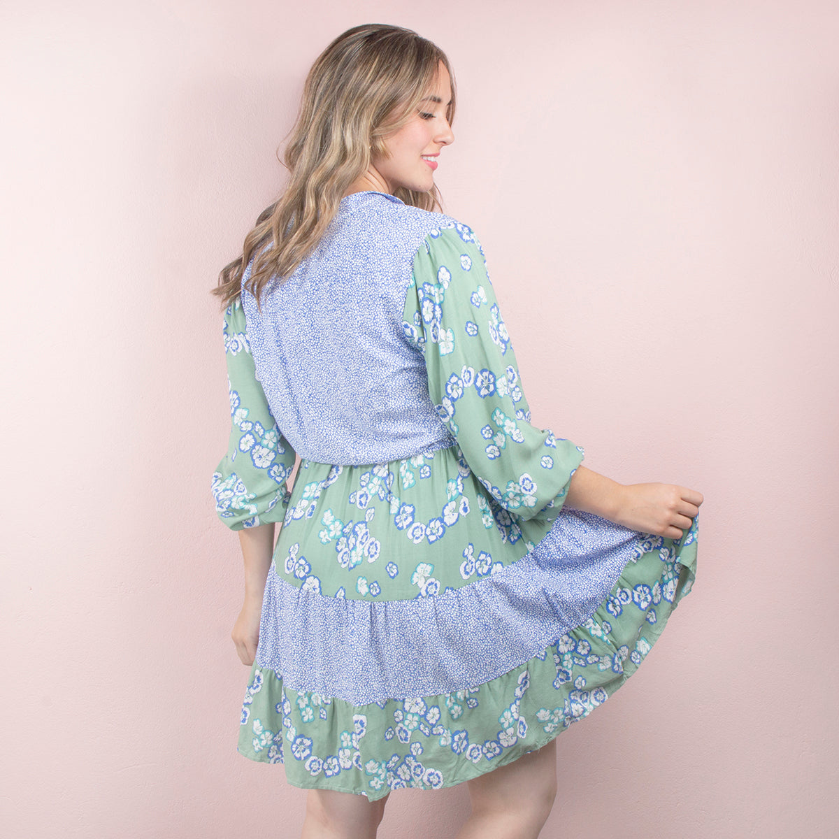 Vestido corto color verde con estampado de flores