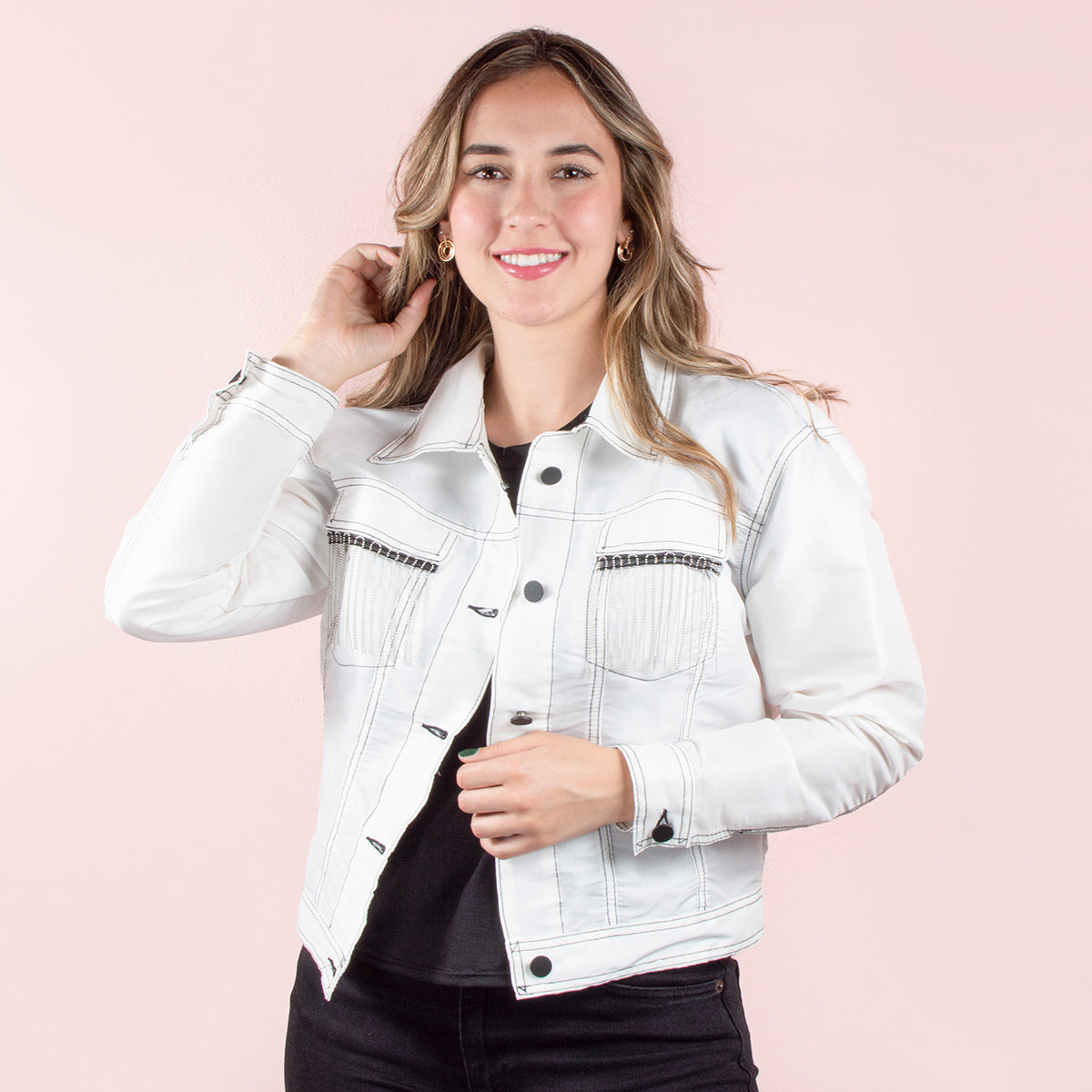 Chaqueta color beige con flecos en bolsillos