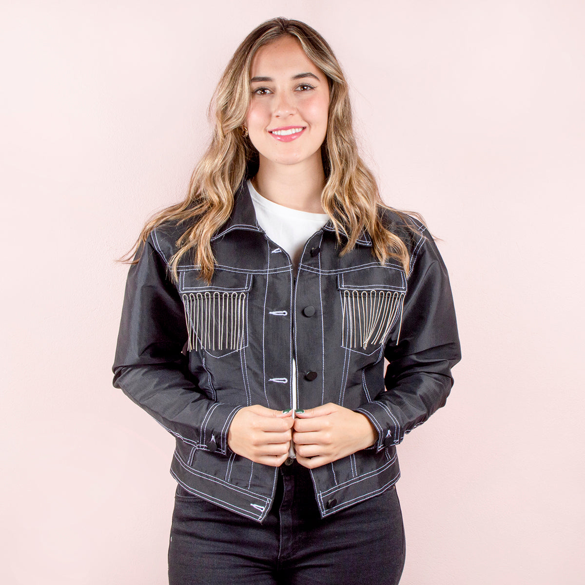 Chaqueta color negro con flecos en bolsillos