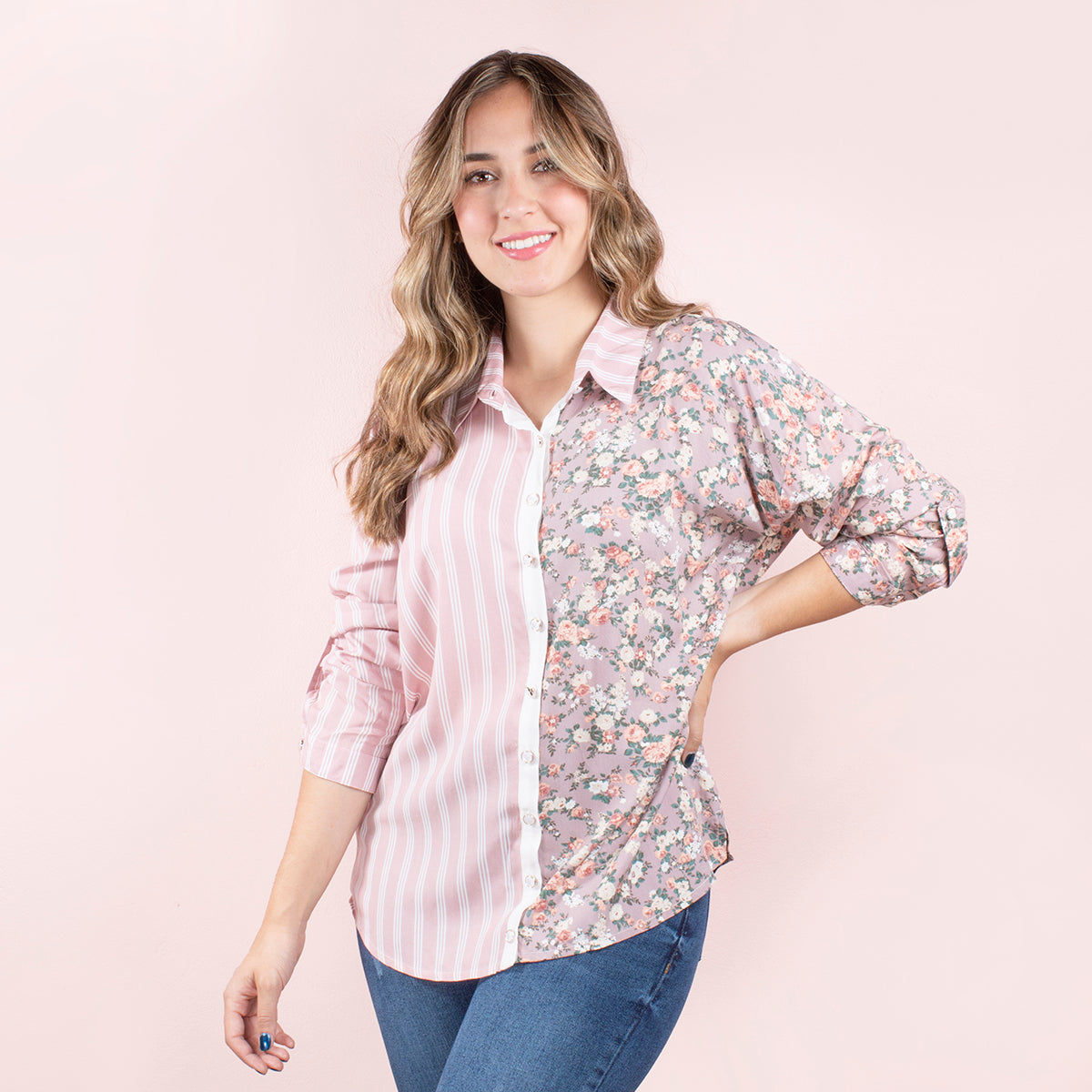 Camisa color rosa con estampado de flores