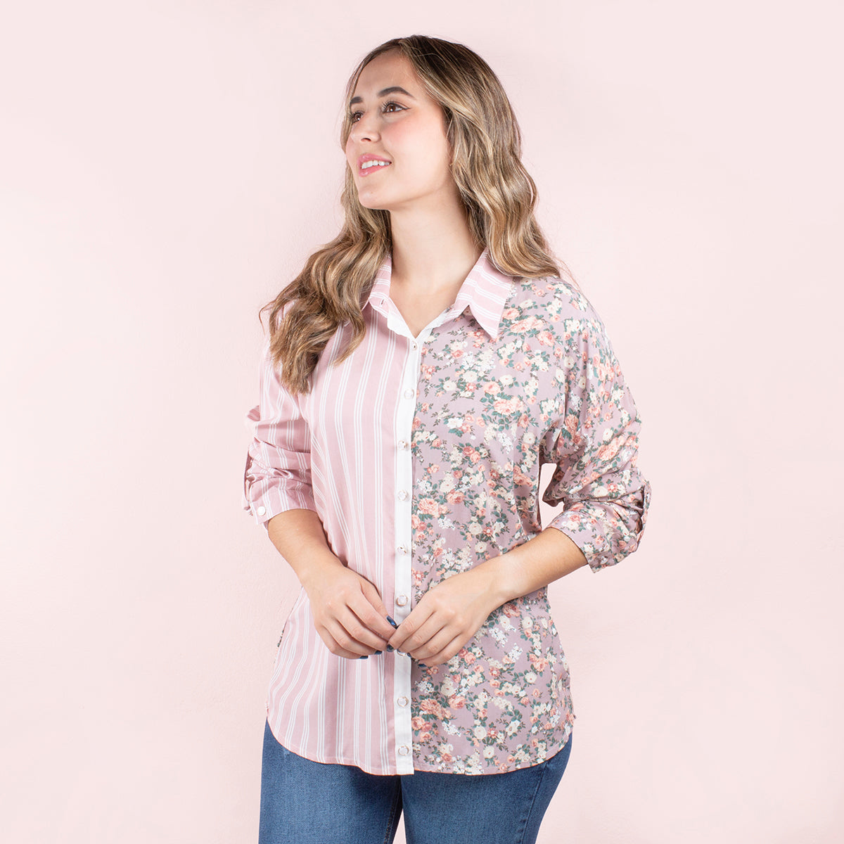 Camisa color rosa con estampado de flores