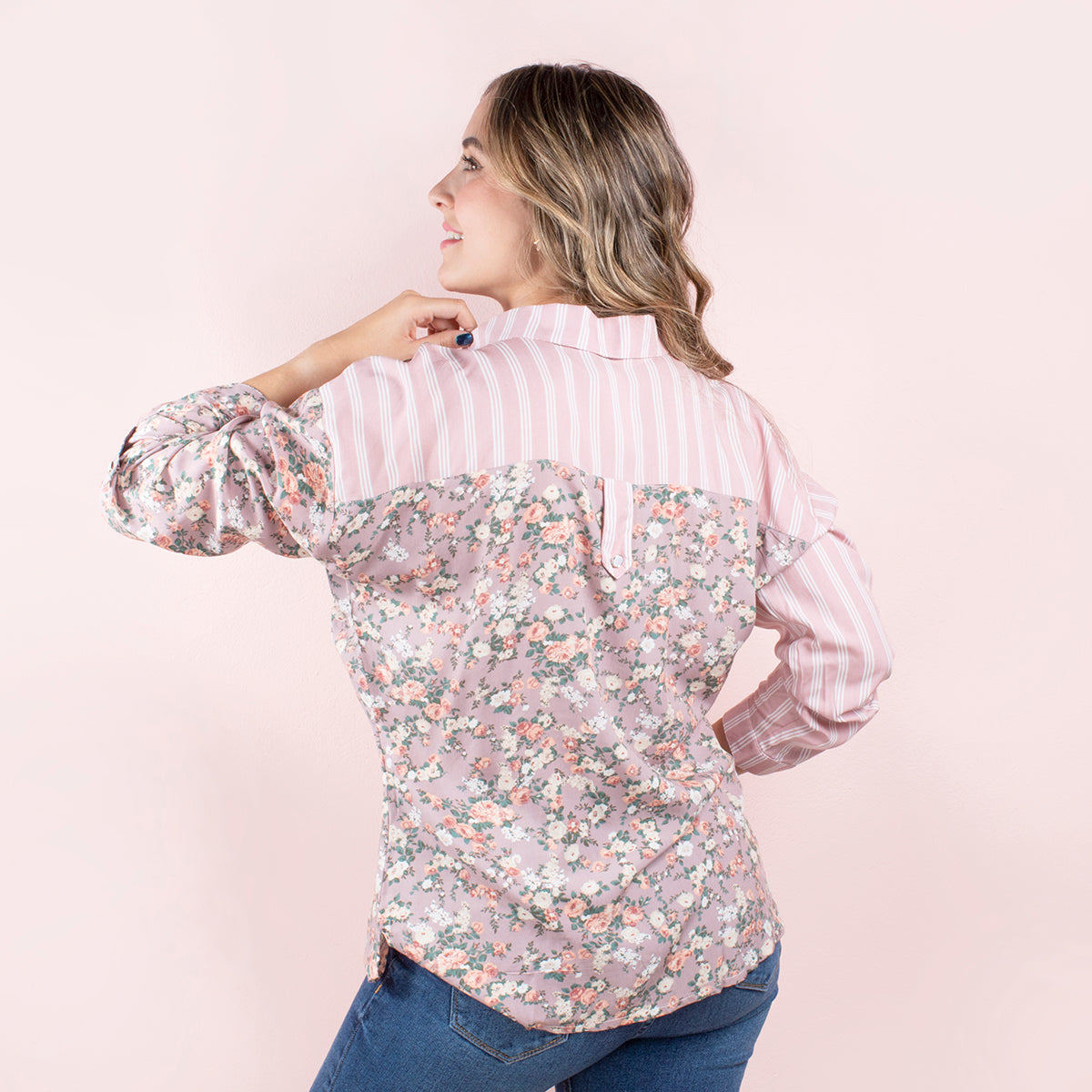 Camisa color rosa con estampado de flores