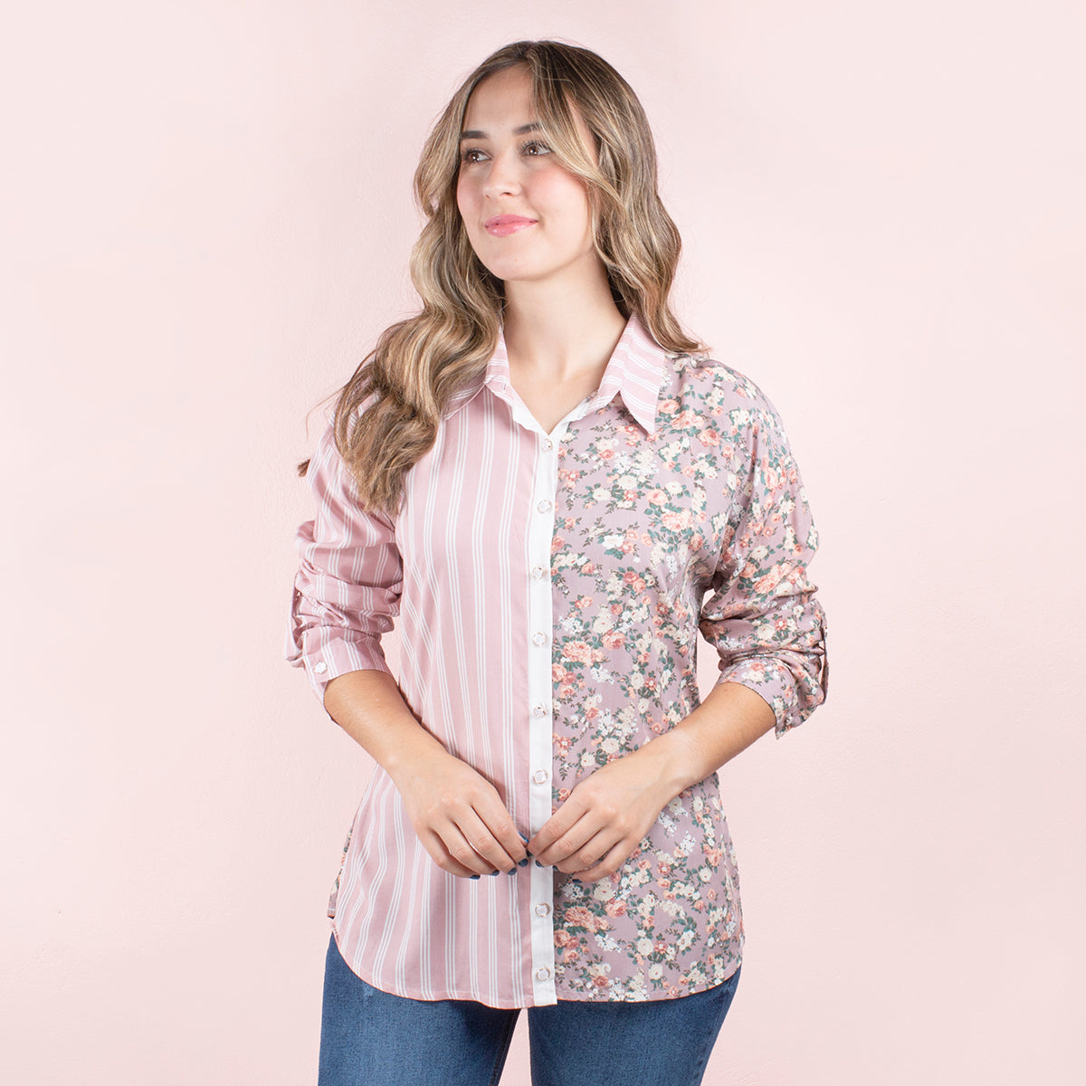 Camisa color rosa con estampado de flores