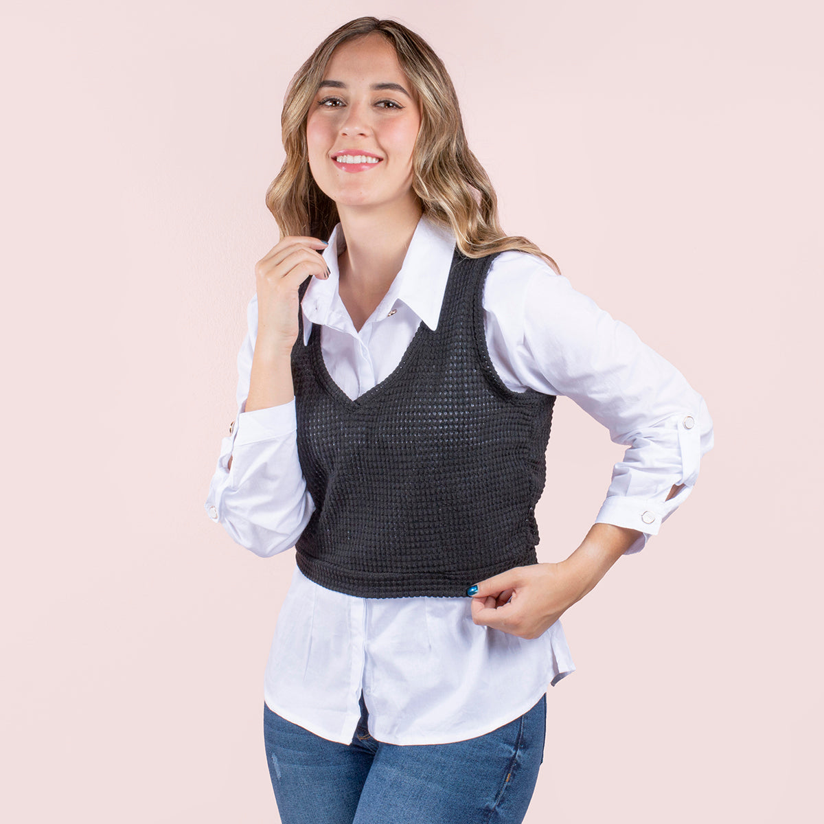 Camisa blanca + chaleco tejido color negro