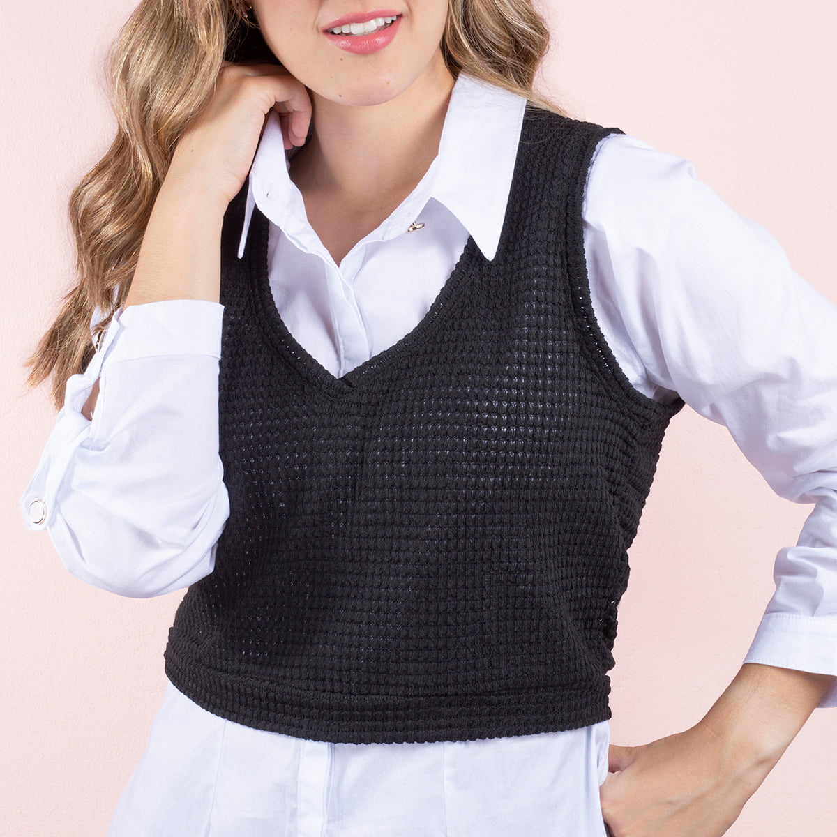Camisa blanca + chaleco tejido color negro