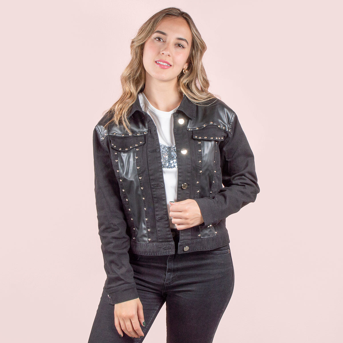 Chaqueta de jean color negro con decoración frontal