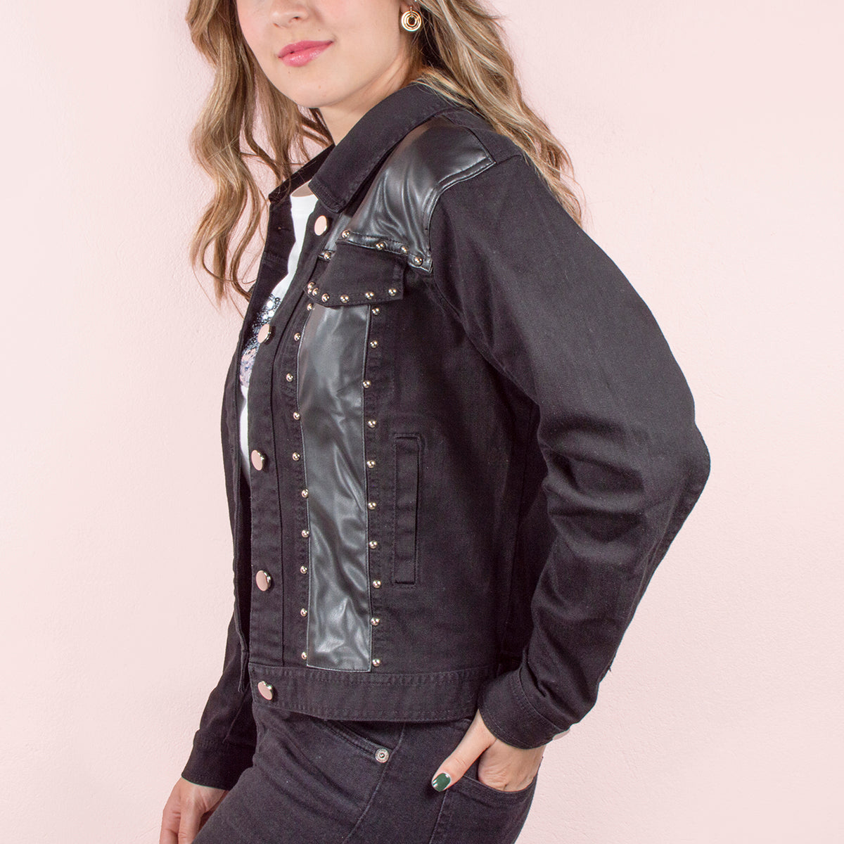 Chaqueta de jean color negro con decoración frontal