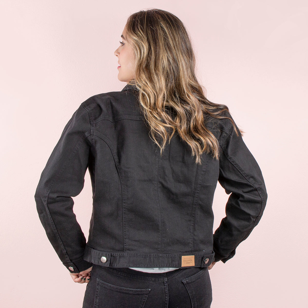 Chaqueta de jean color negro con decoración frontal