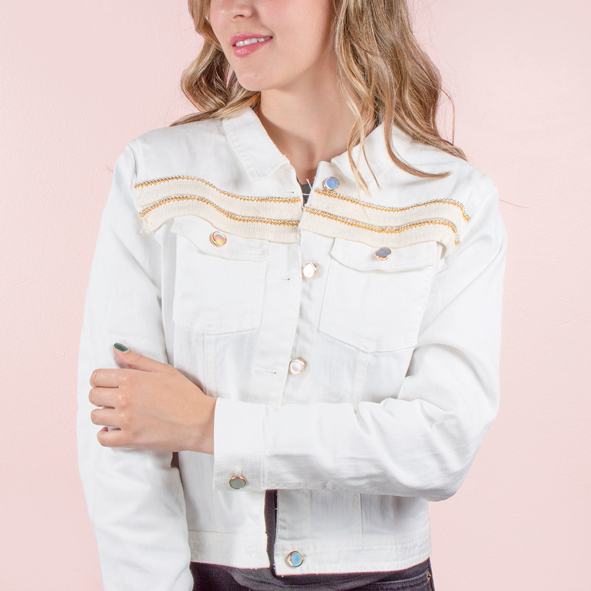 Chaqueta de jean color beige con franjas horizontales color naranja