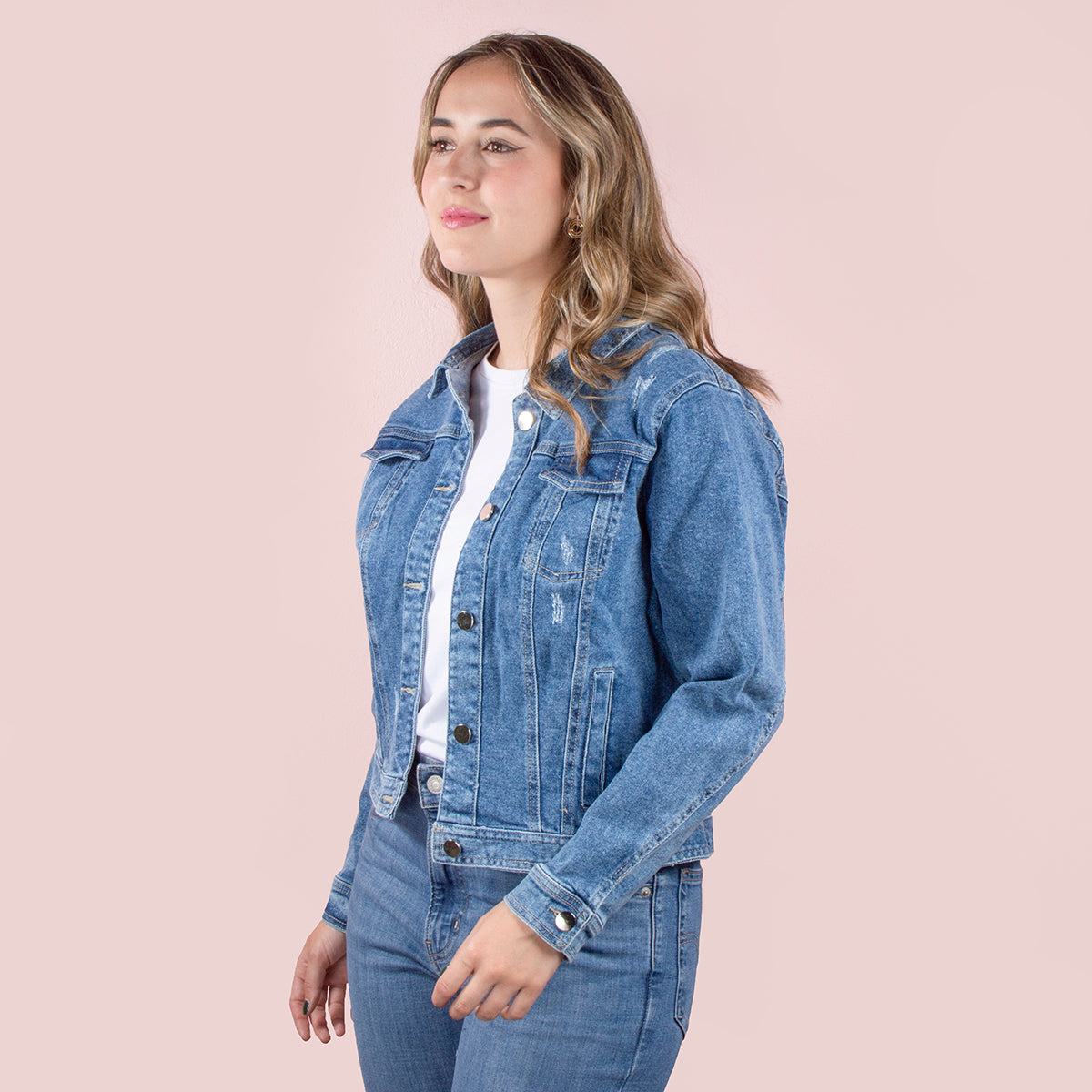 Chaqueta de jean color azul con estampado en parte trasera