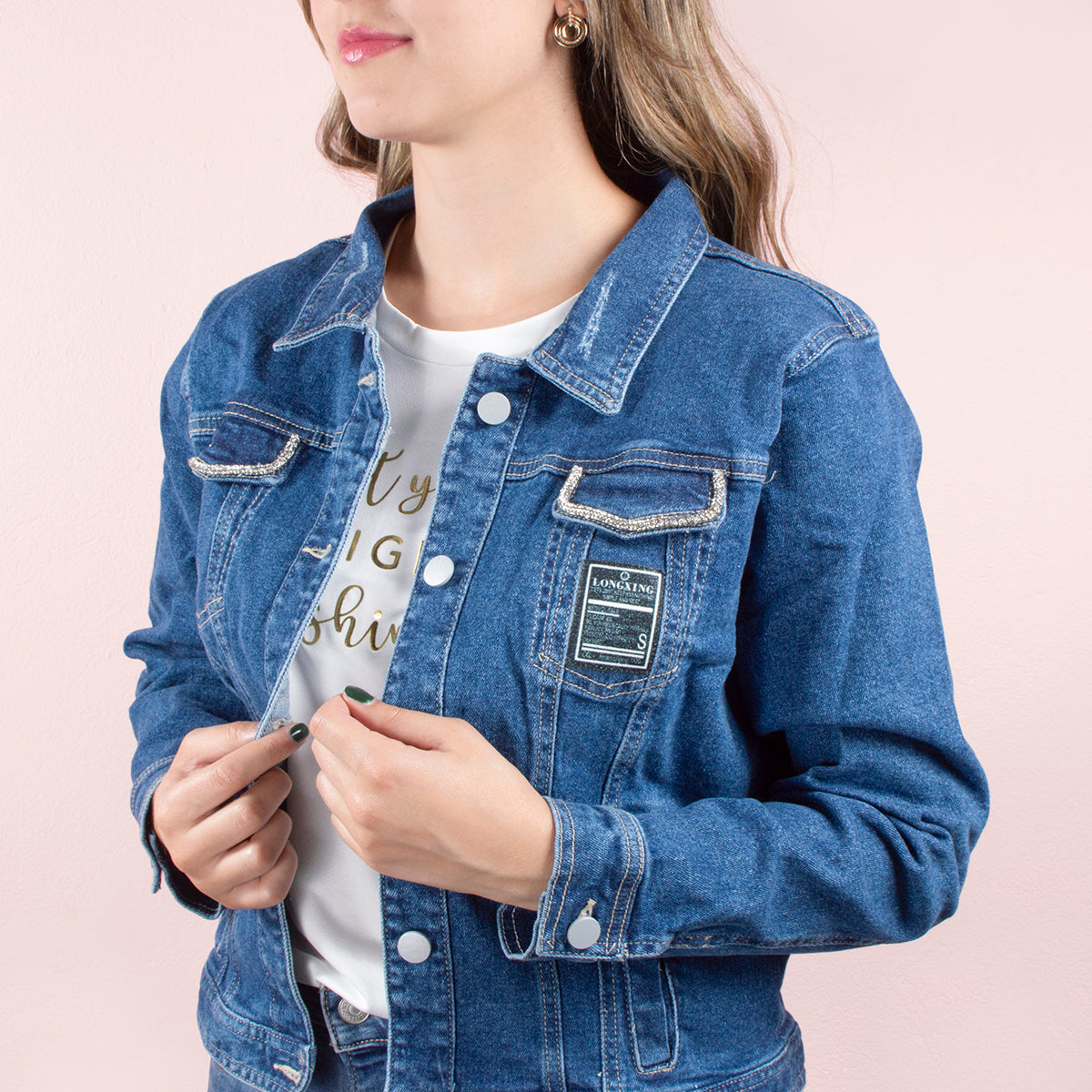 Chaqueta de jean color azul con bolsillos frontales