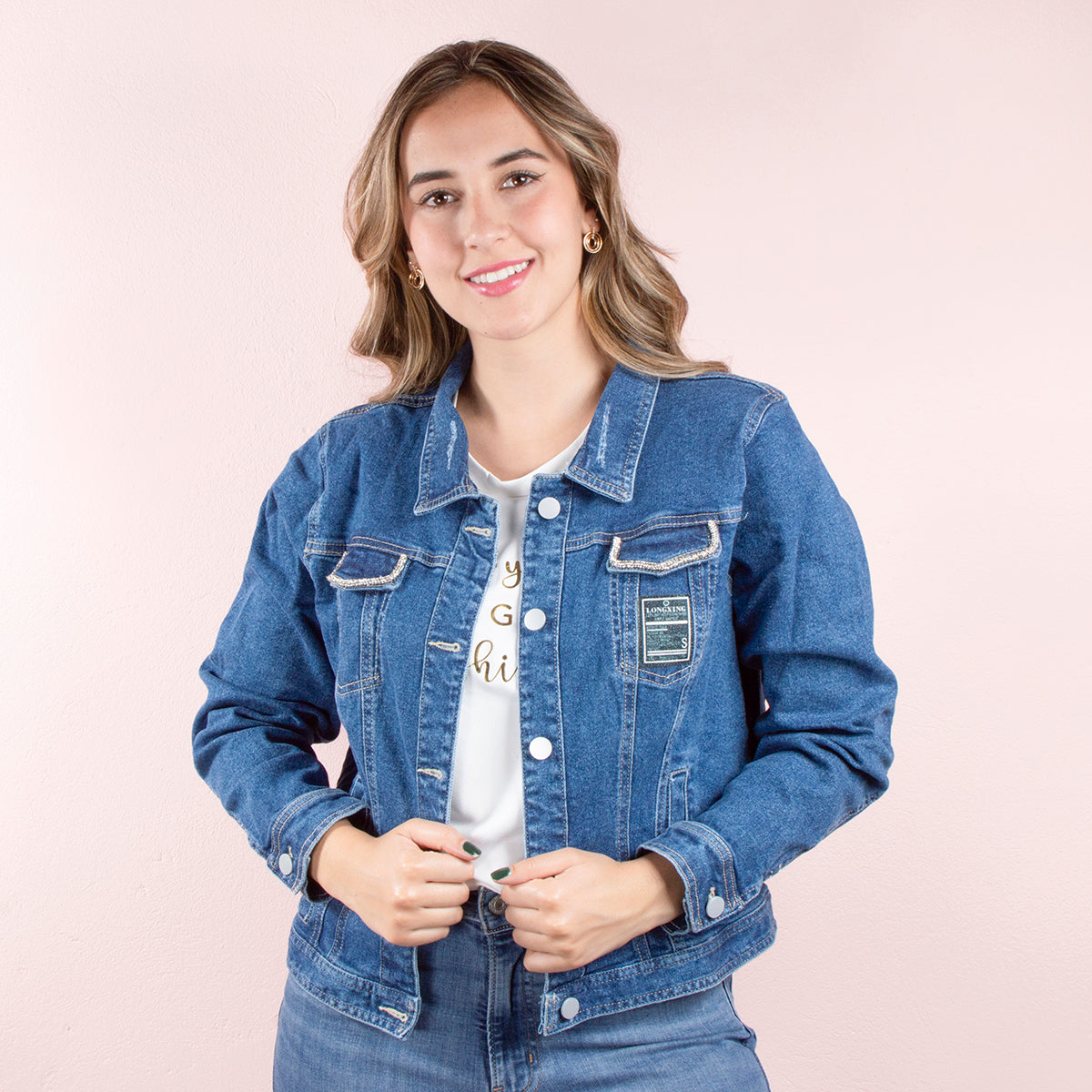 Chaqueta de jean color azul con bolsillos frontales