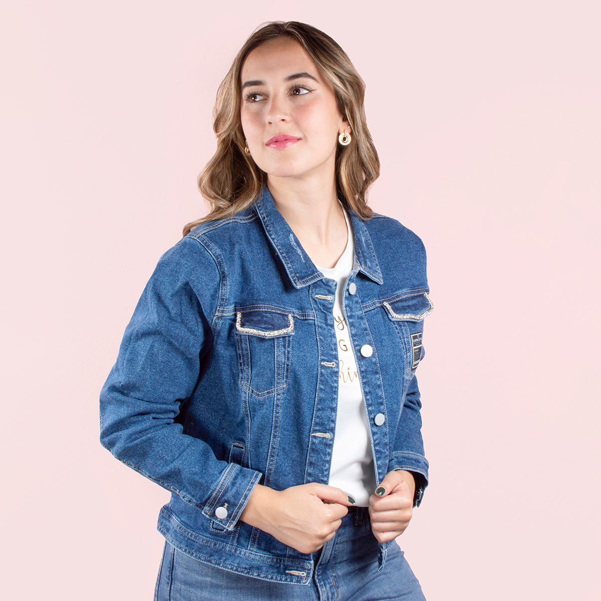 Chaqueta de jean color azul con bolsillos frontales