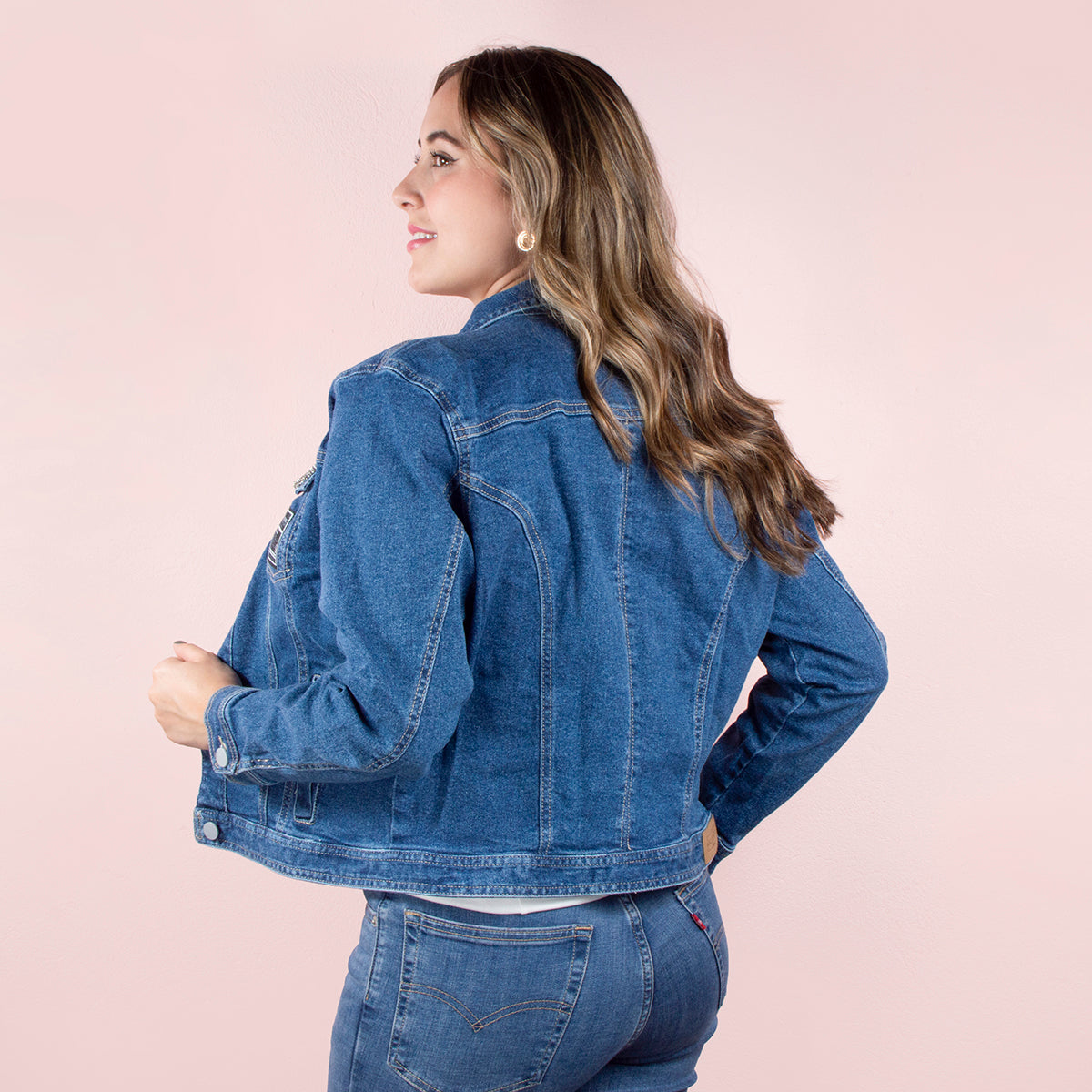 Chaqueta de jean color azul con bolsillos frontales