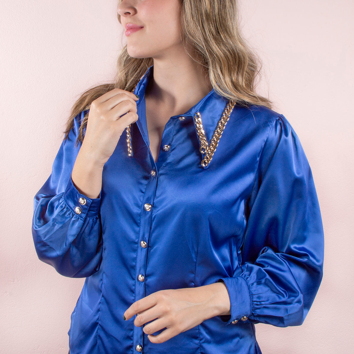 Blusa manga larga color azul con detalle de cadena