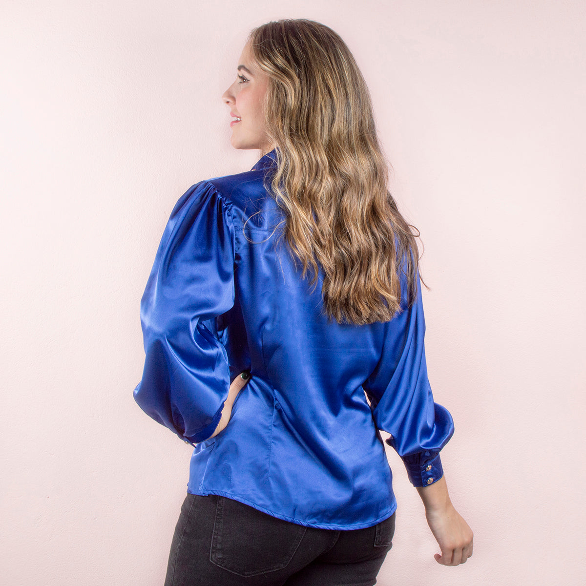 Blusa manga larga color azul con detalle de cadena